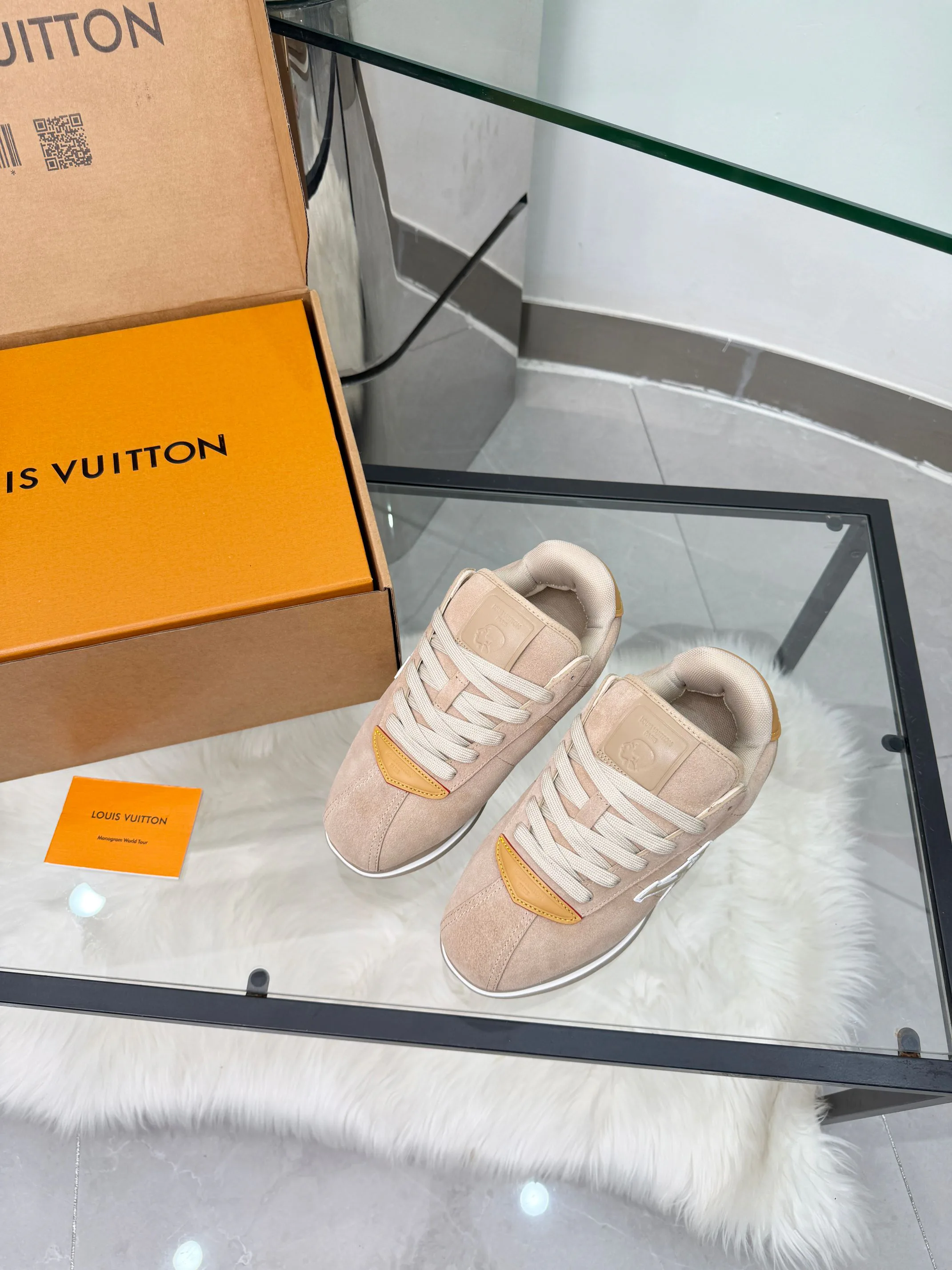 Women's Sneakers LOUIS VUITTON 18417398
