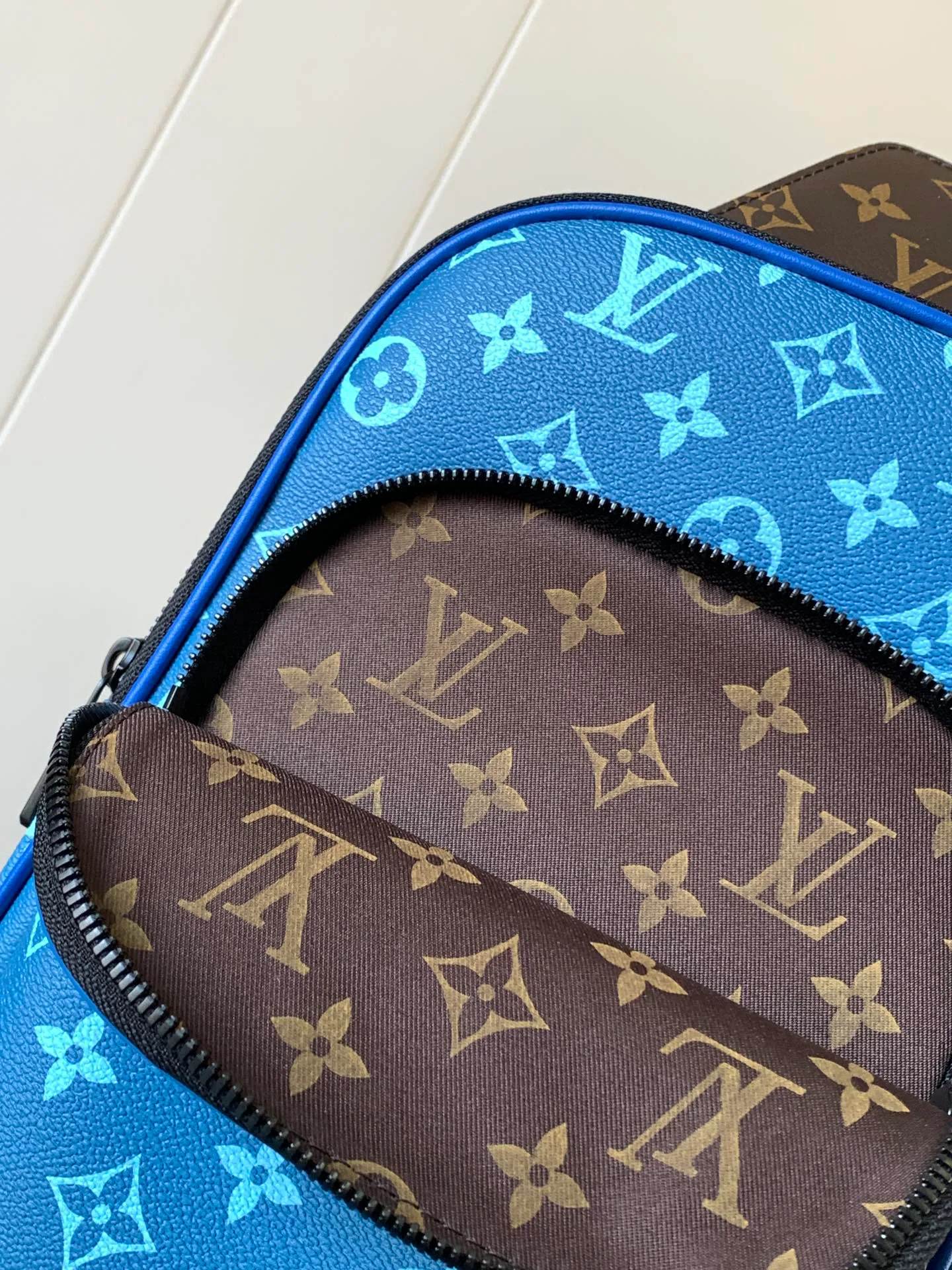 Women's Shoulder Bags LOUIS VUITTON 17948722