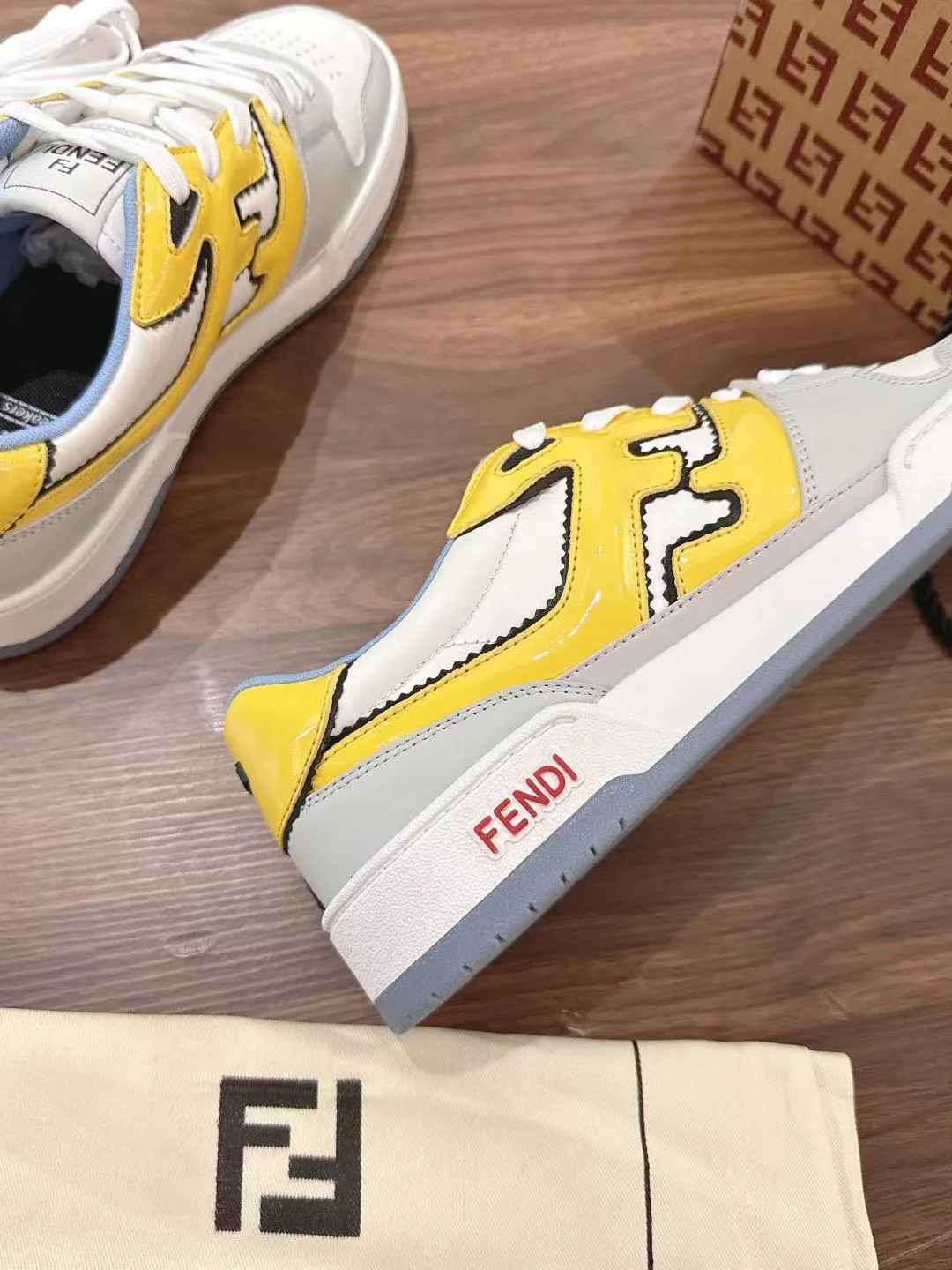Women's Sneakers FENDI 18219552