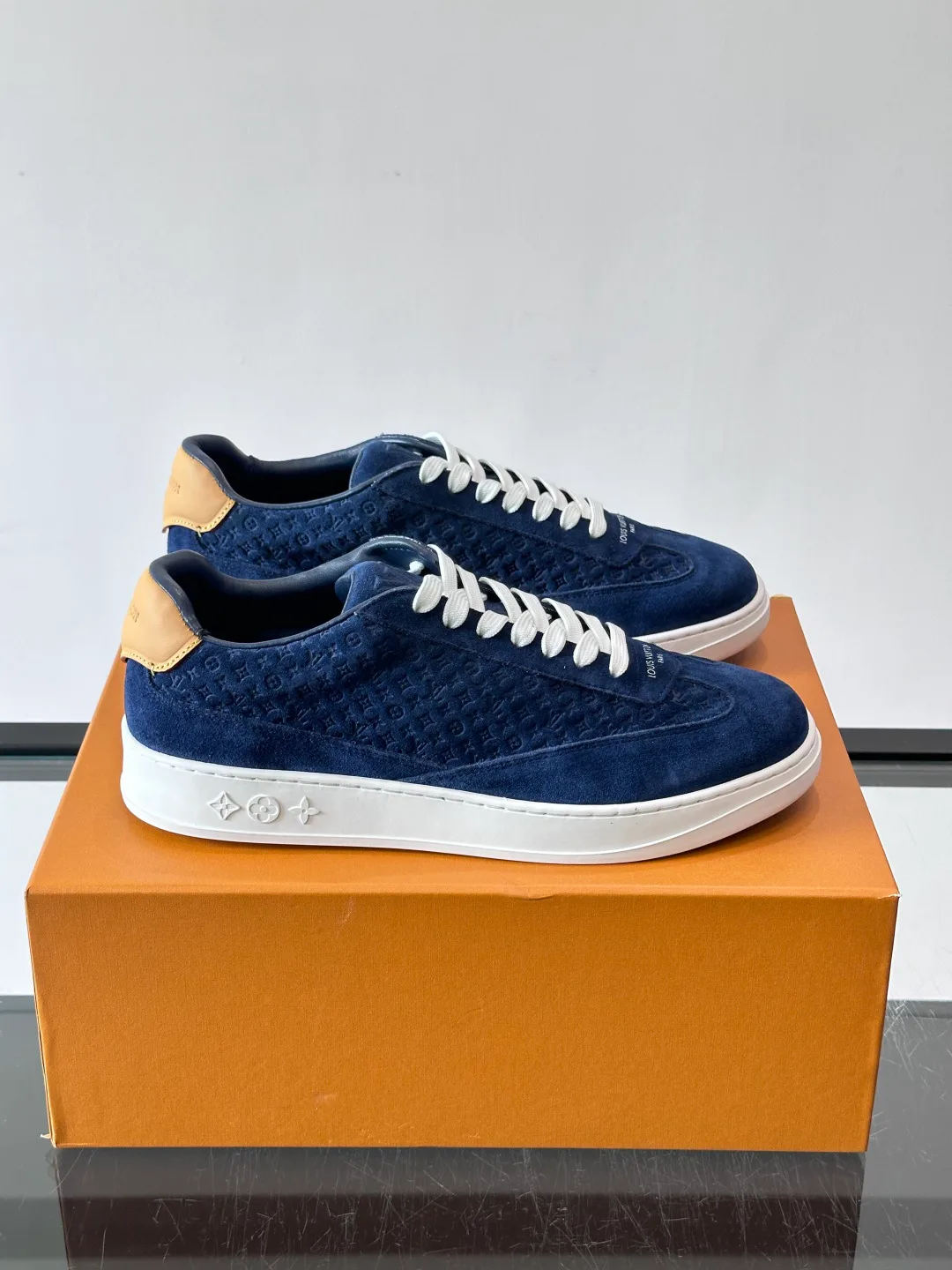 Women's Sneakers LOUIS VUITTON 17646126