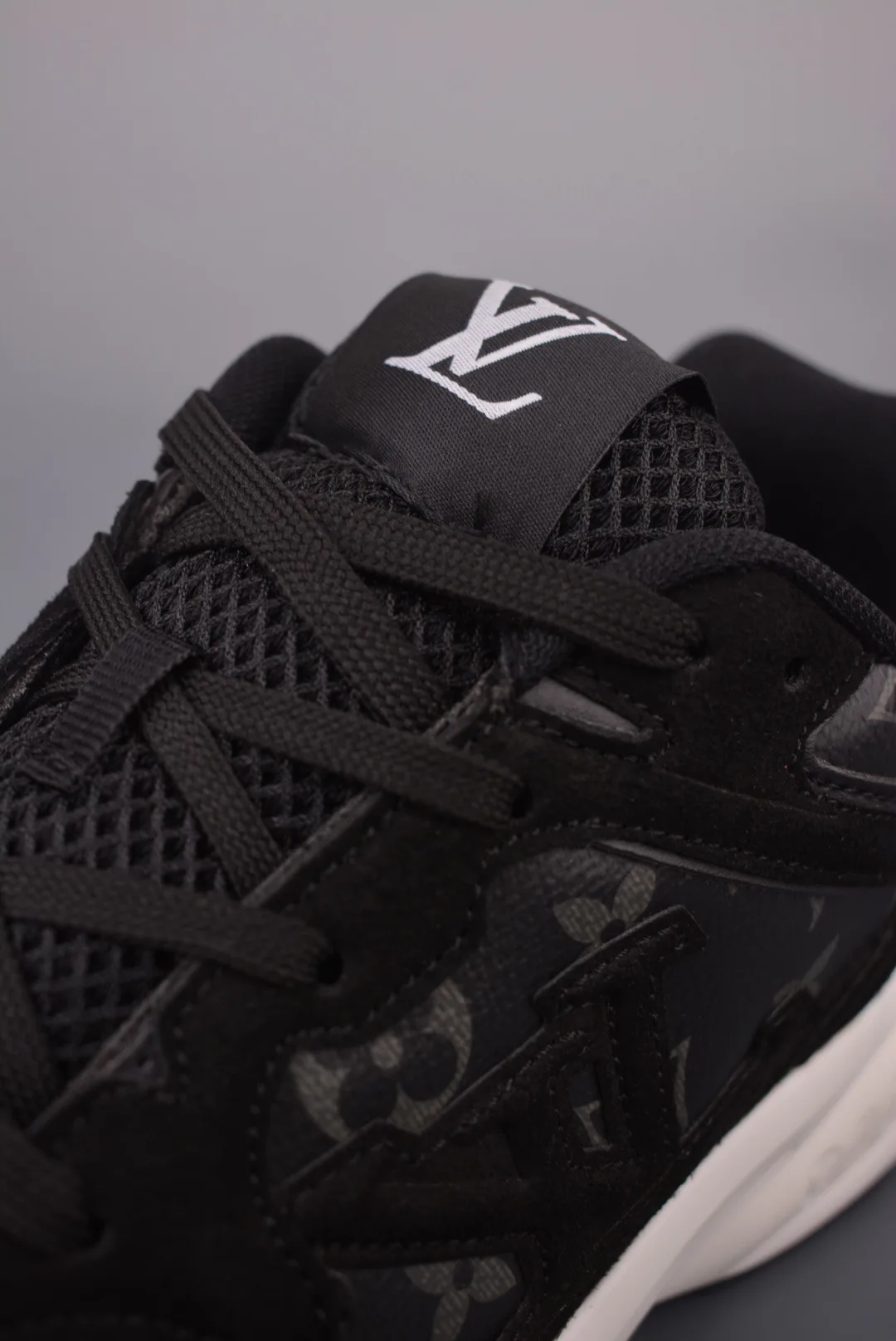 Men's Sneakers LOUIS VUITTON 17429977