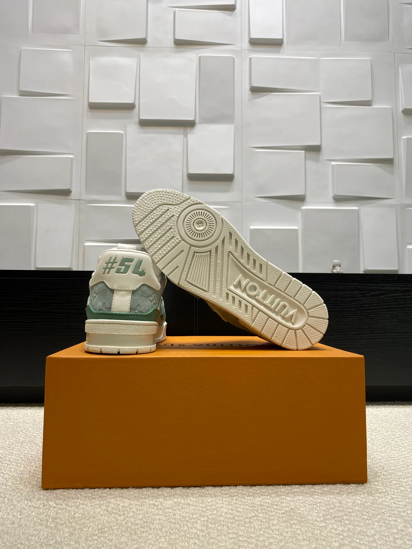 Women's Sneakers LOUIS VUITTON 17969026