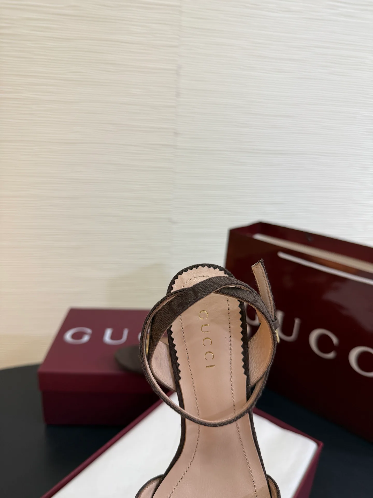 Women's Open-Toe Sandals GUCCI 18071149