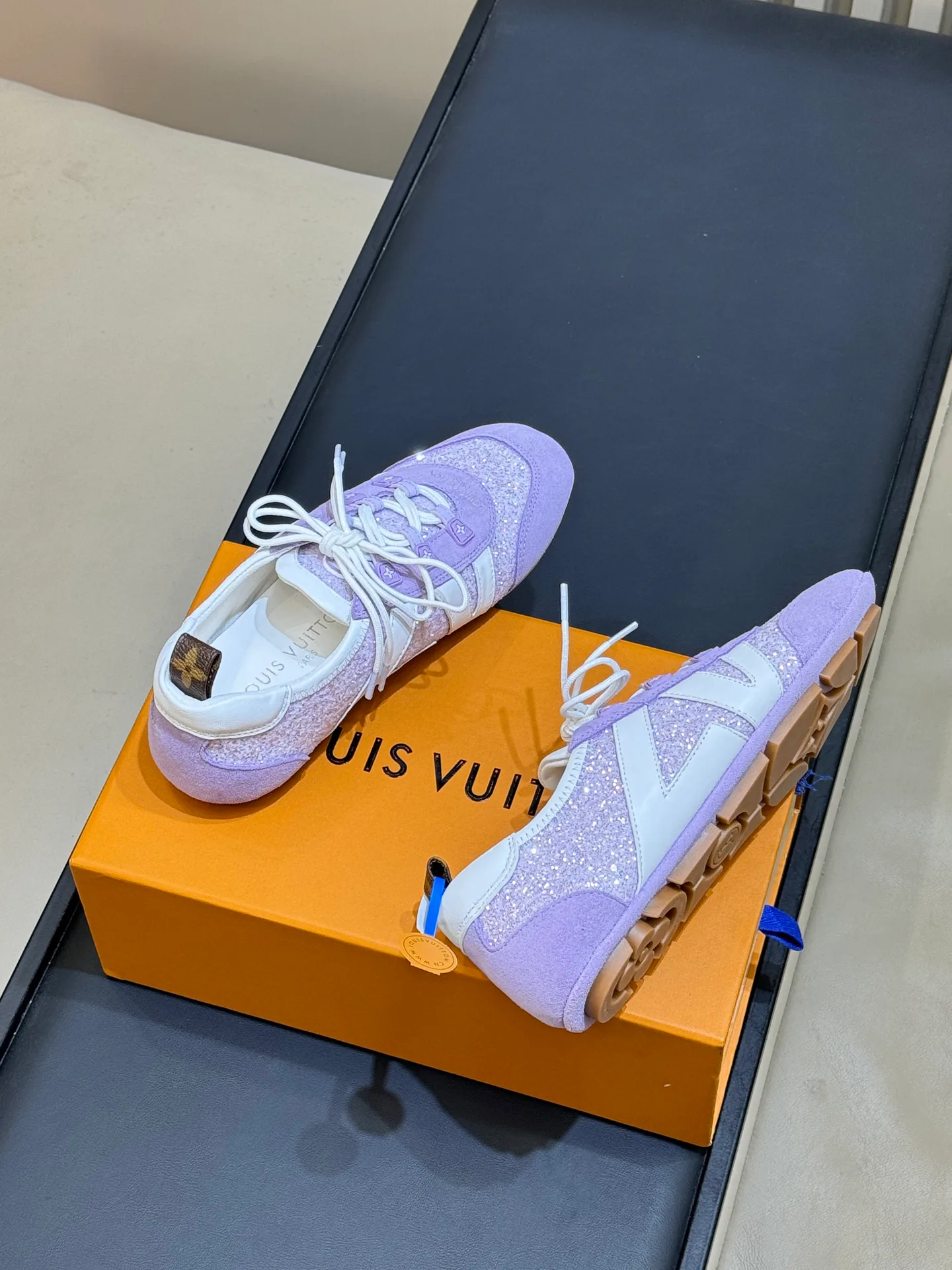 Women's Sneakers LOUIS VUITTON 18073226