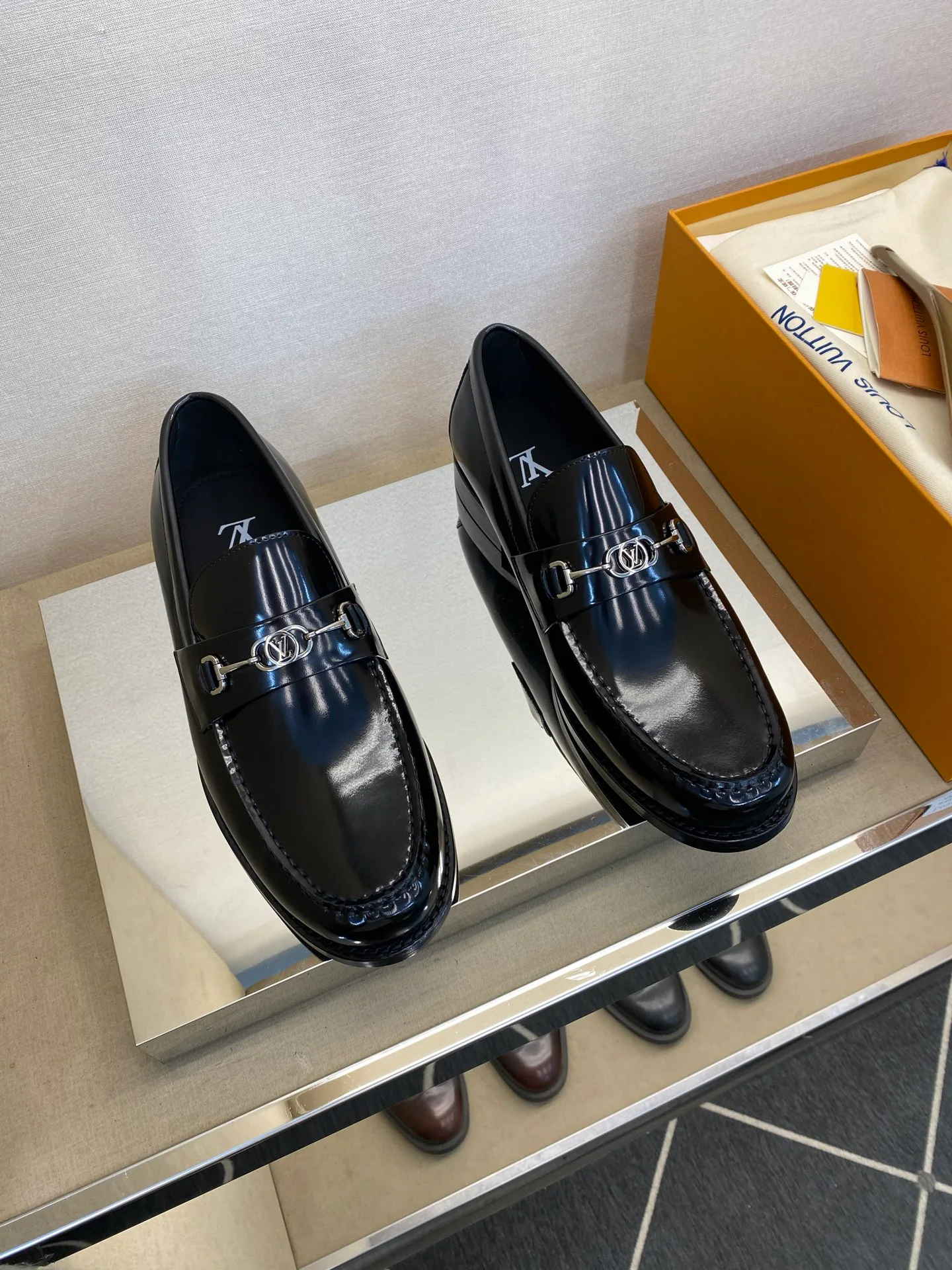 Men's Loafers And Dress Shoes LOUIS VUITTON 18079168