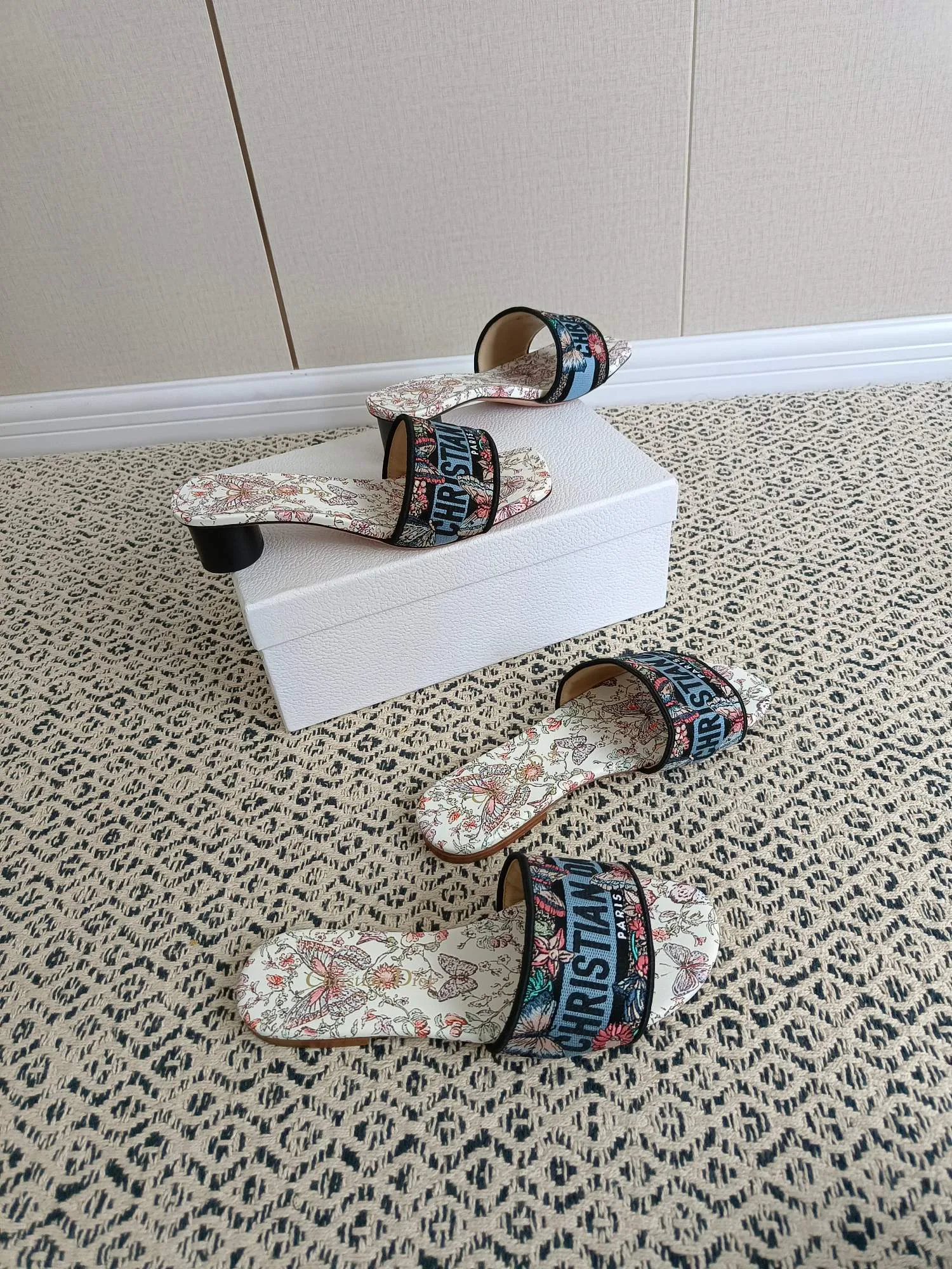 Women's Flip-Flops CHRISTIAN DIOR 17998141