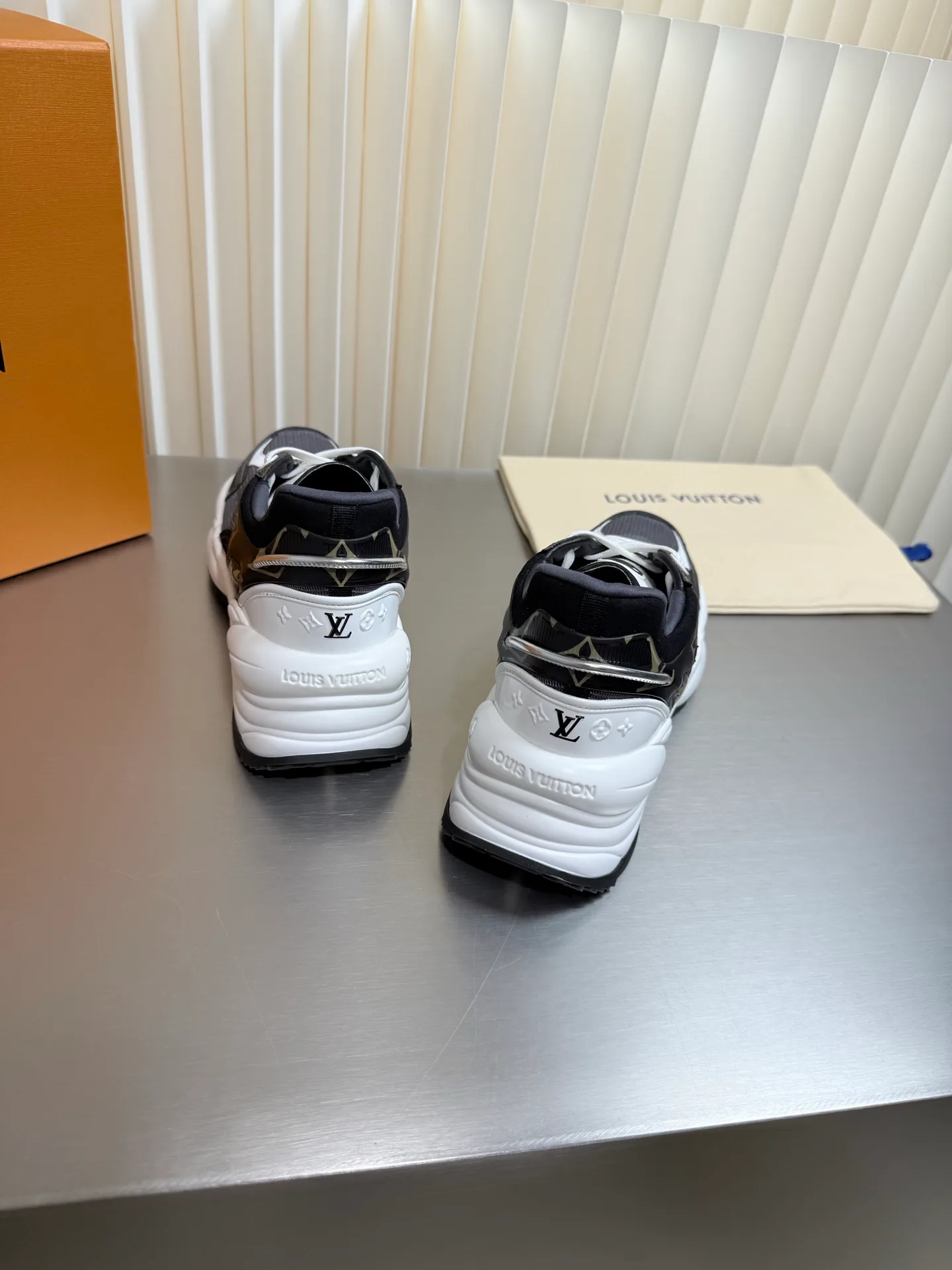Women's Sneakers LOUIS VUITTON 17873176