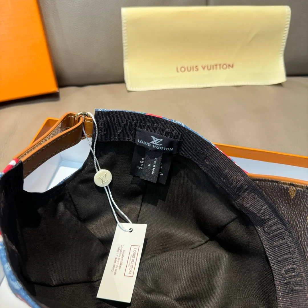 Hats LOUIS VUITTON 18347059