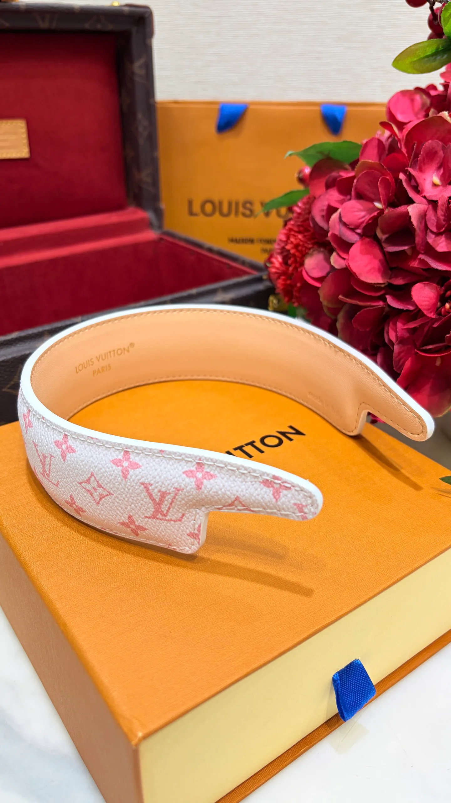 Hats LOUIS VUITTON 18202156