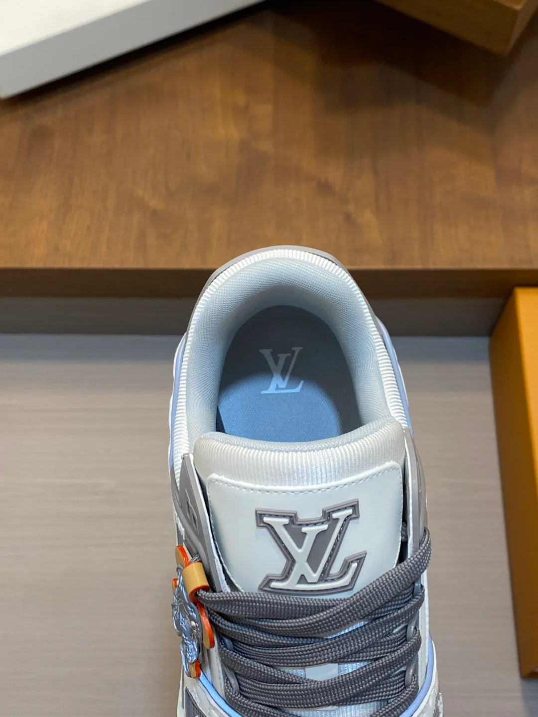Women's Sneakers LOUIS VUITTON 18100327