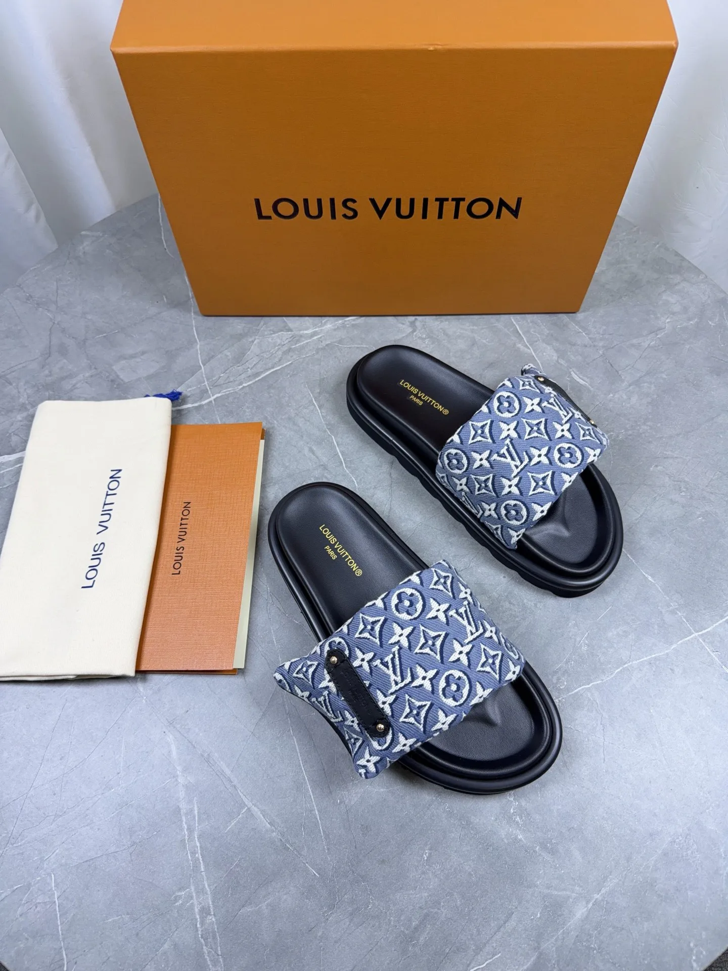 Women's Flip-Flops LOUIS VUITTON 17803851