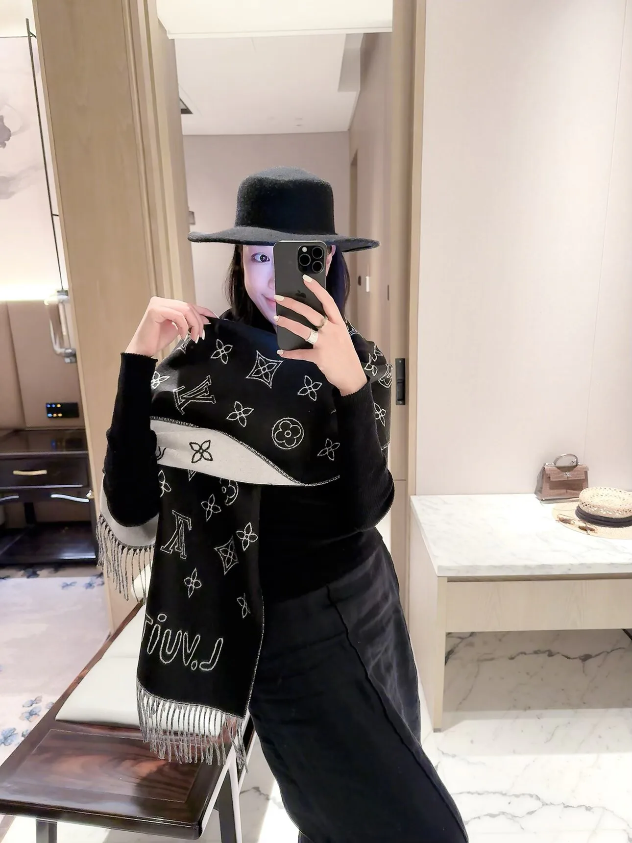 Scarves LOUIS VUITTON 18377556