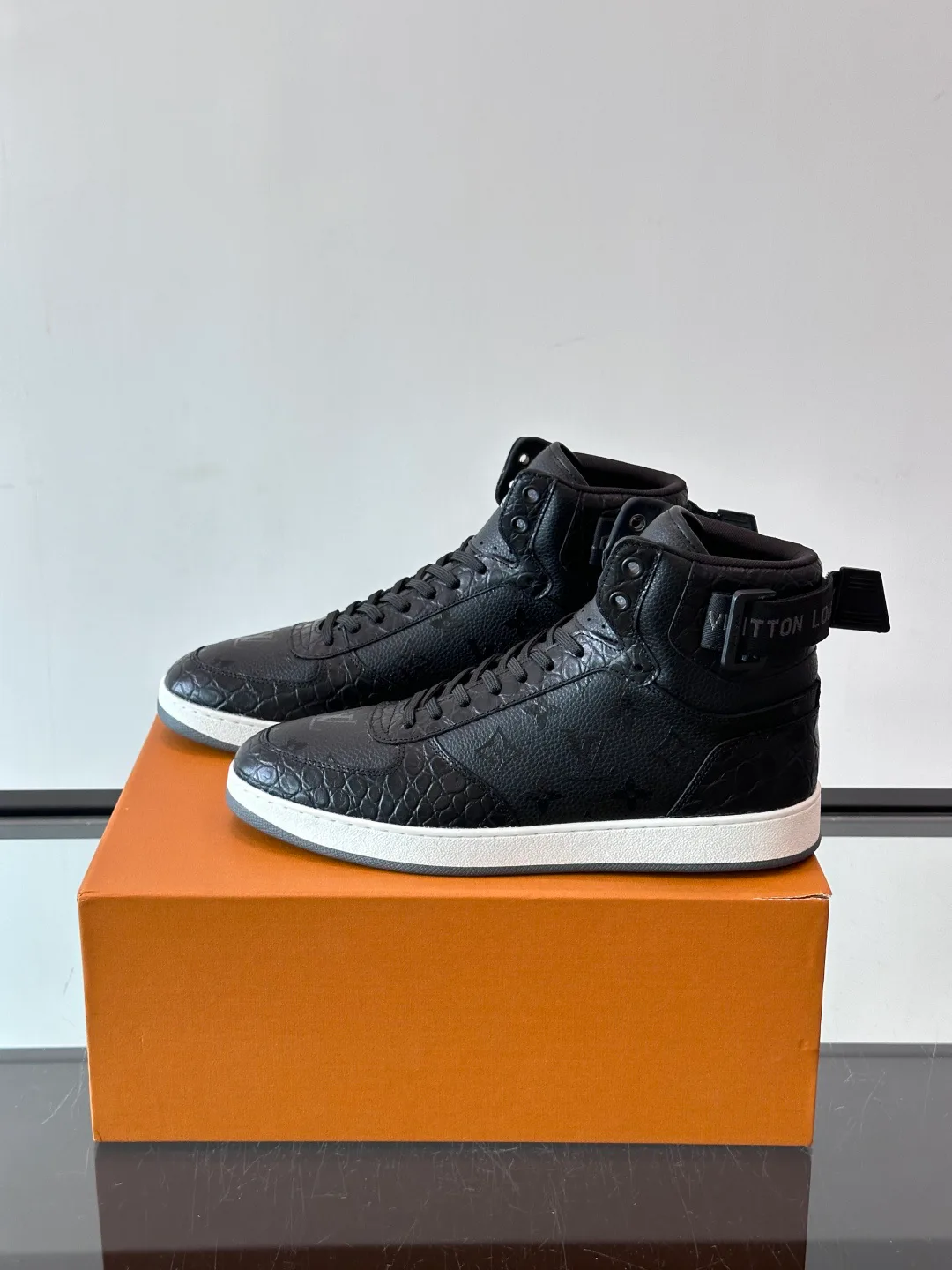 Men's Sneakers LOUIS VUITTON 18400597