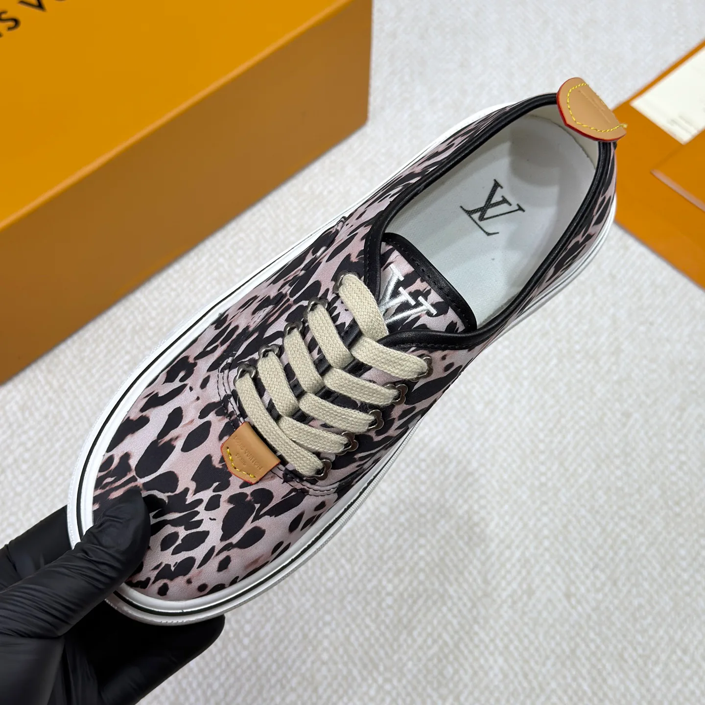 Men's Sneakers LOUIS VUITTON 18365142