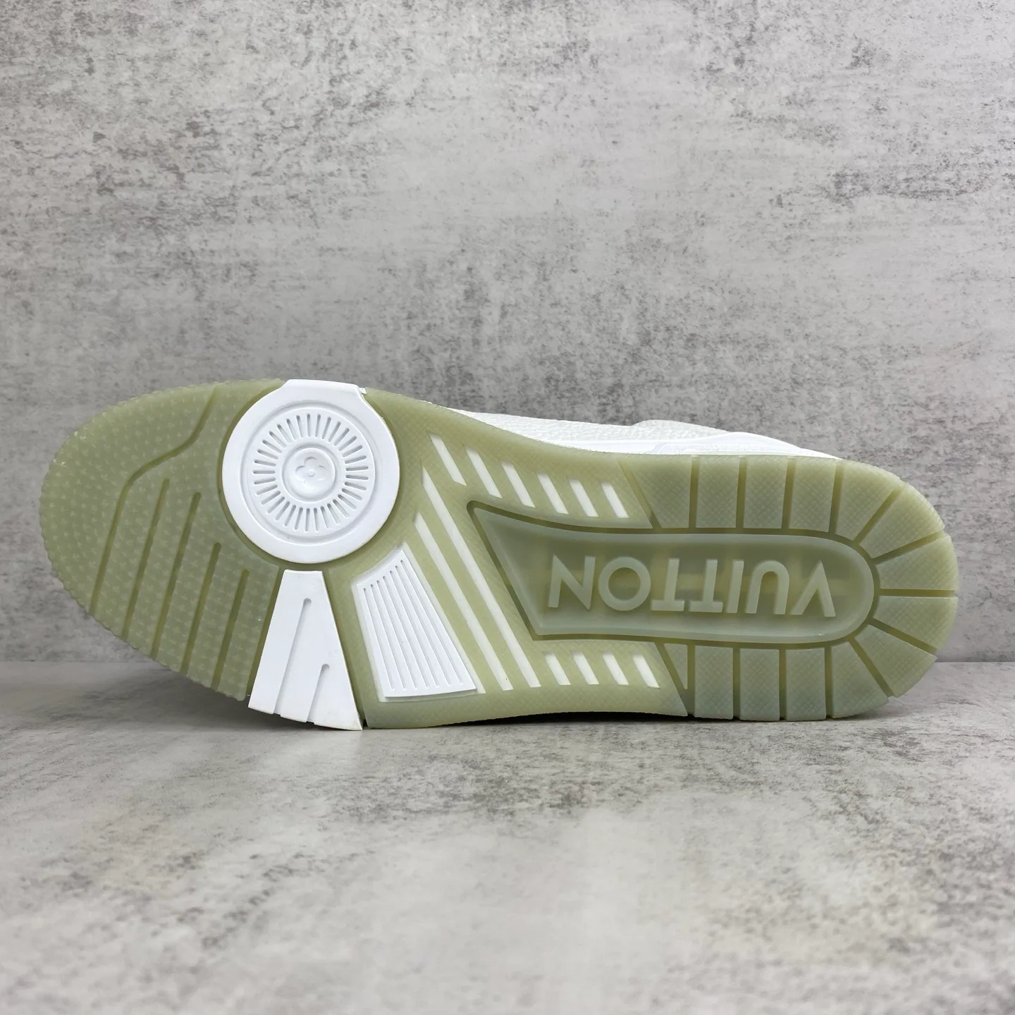 Men's Sneakers LOUIS VUITTON 17818939