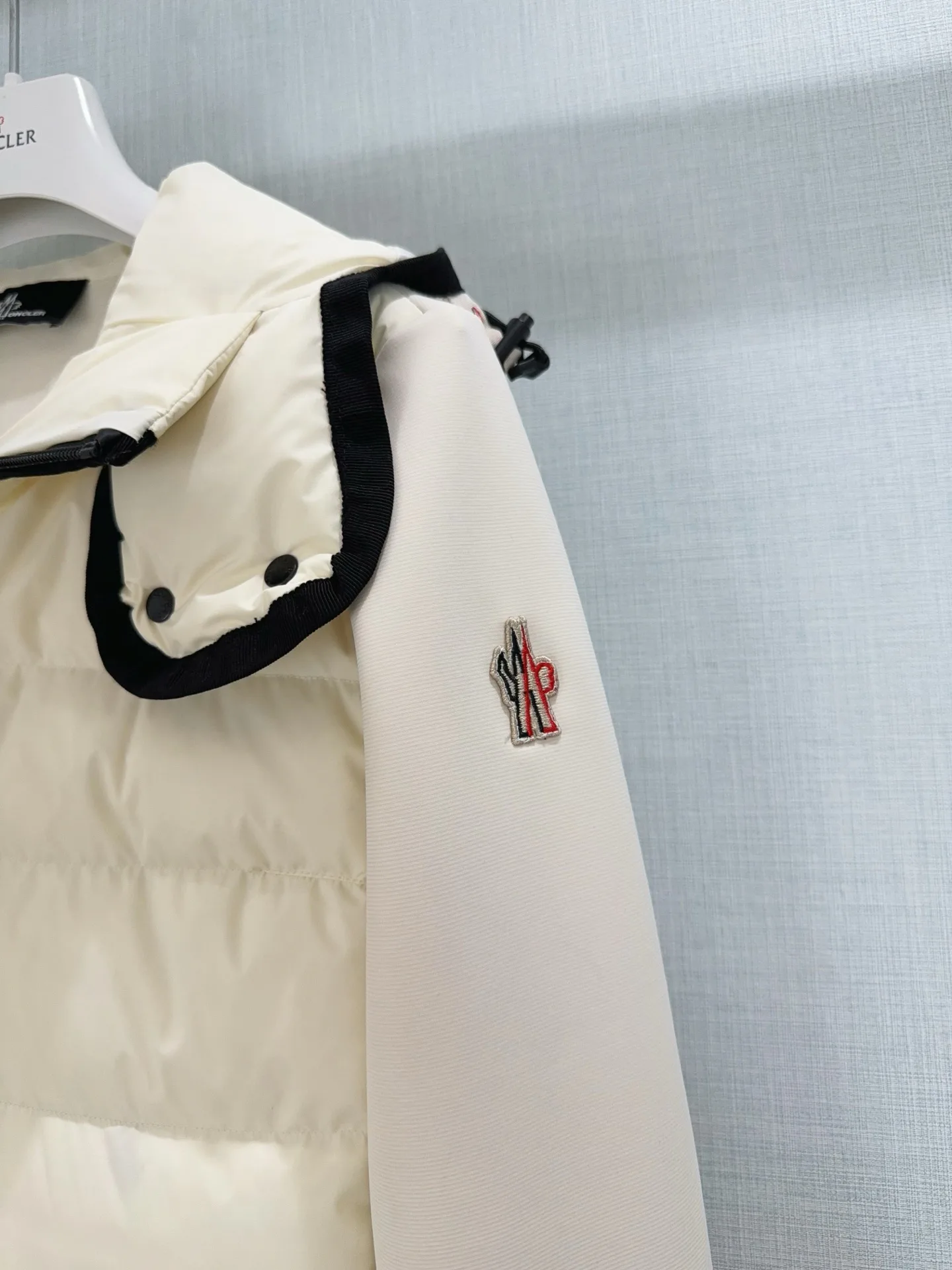 Women's Jackets And Down Jackets MONCLER 18474209