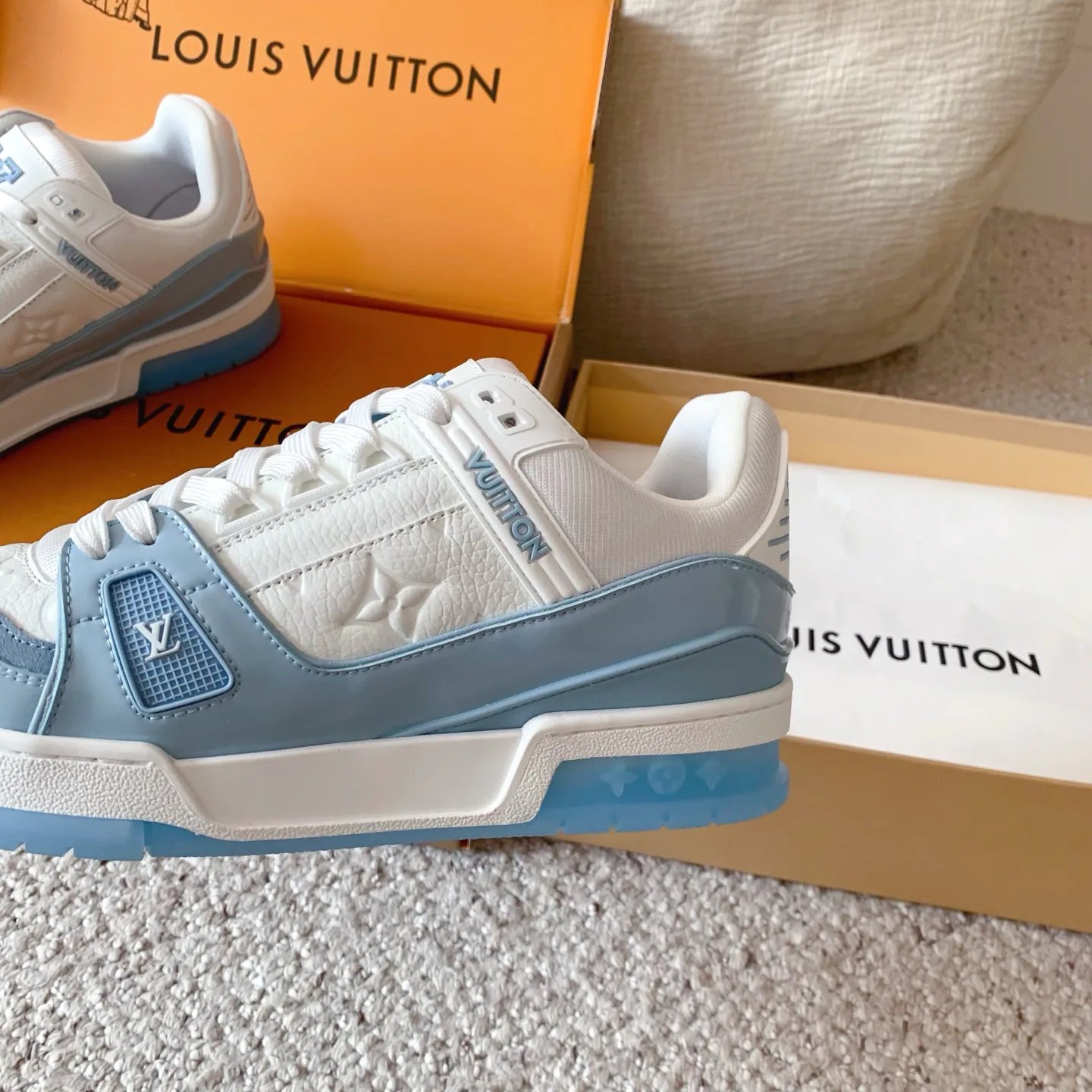 Women's Sneakers LOUIS VUITTON 18375817