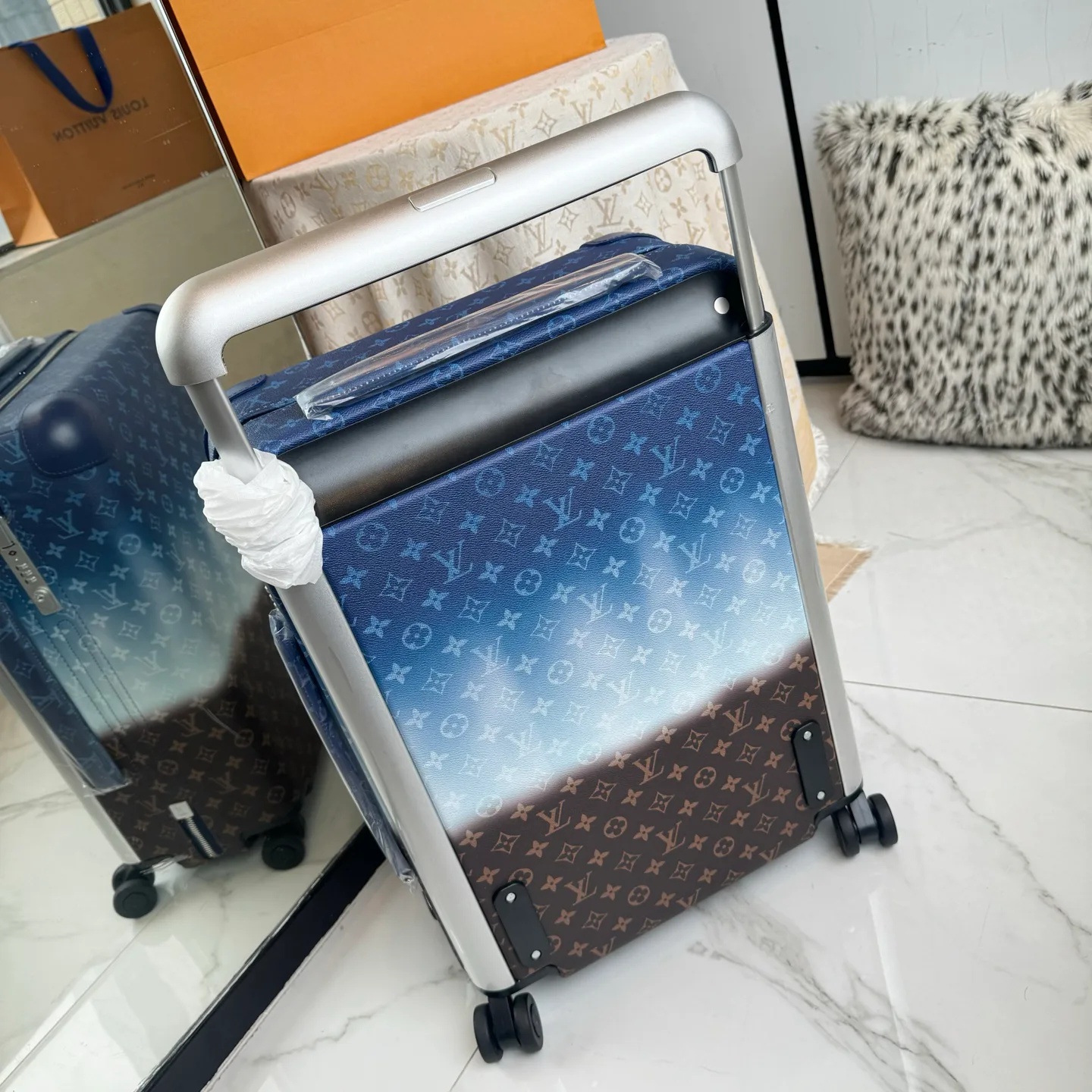 Suitcases LOUIS VUITTON 17801473