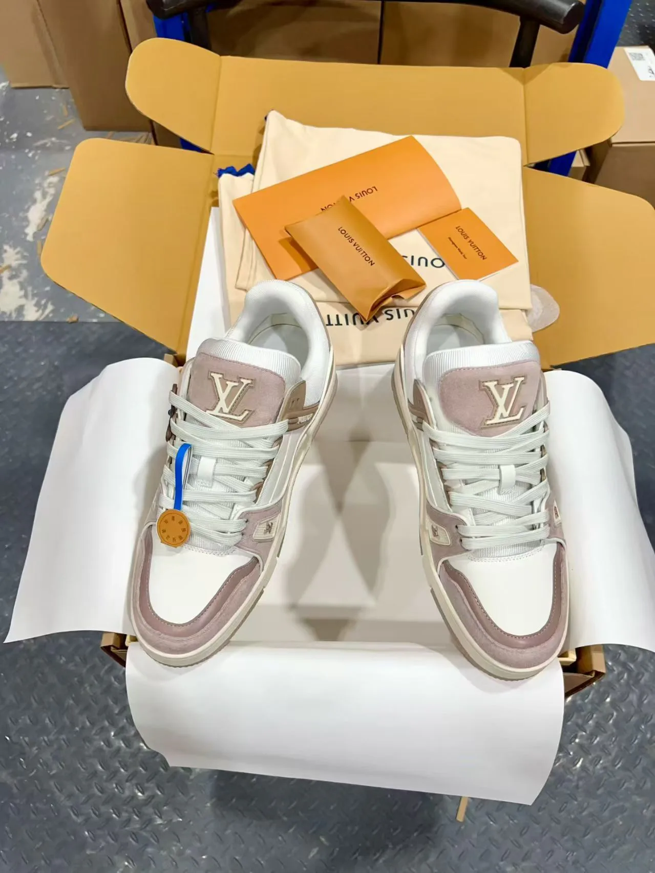 Women's Sneakers LOUIS VUITTON 18170736