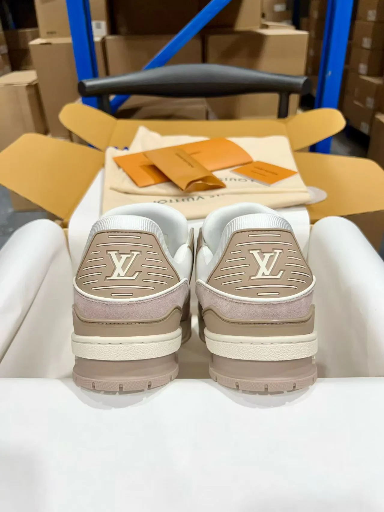 Women's Sneakers LOUIS VUITTON 18170736