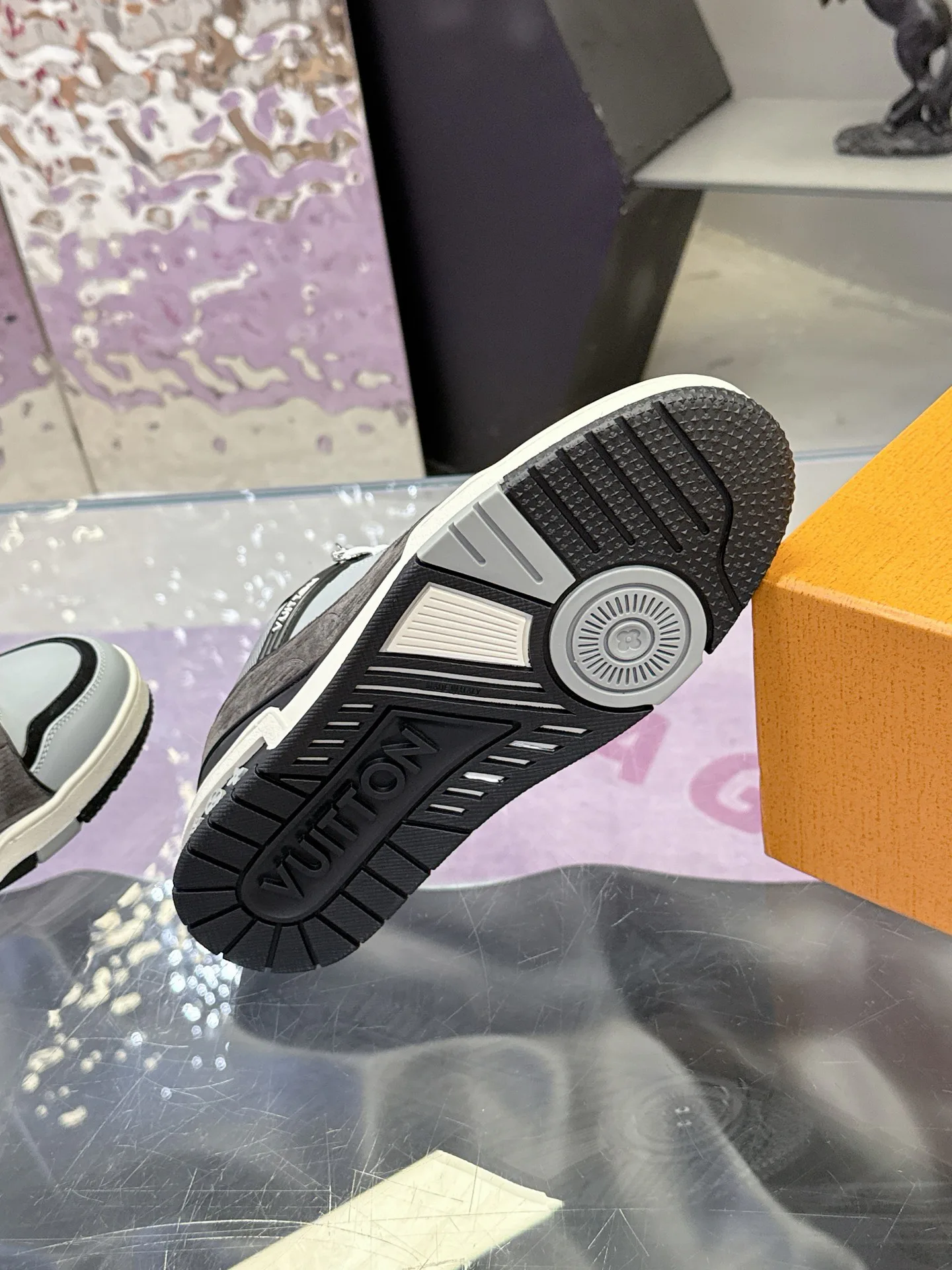Women's Sneakers LOUIS VUITTON 17930926