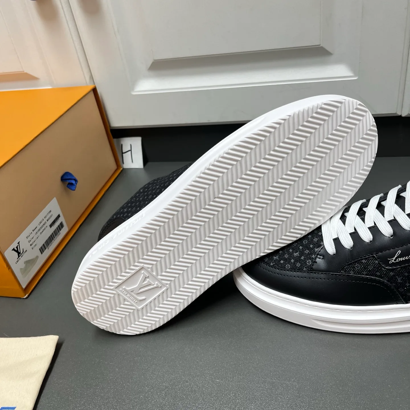 Men's Sneakers LOUIS VUITTON 18500171
