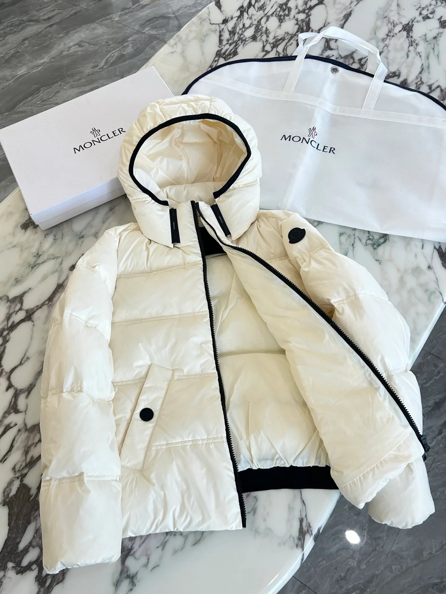 Women's Jackets And Down Jackets MONCLER 17904501