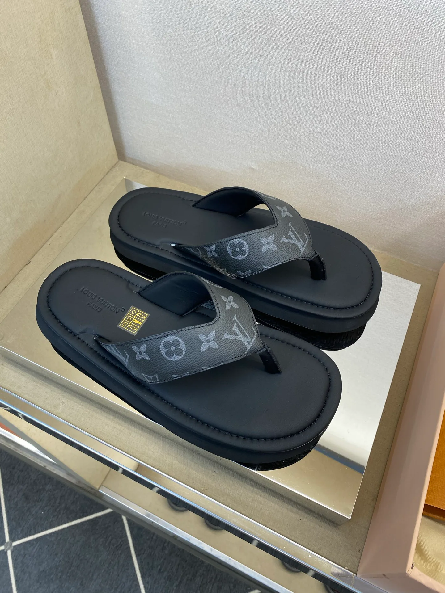 Men's Flip-Flops LOUIS VUITTON 17706387