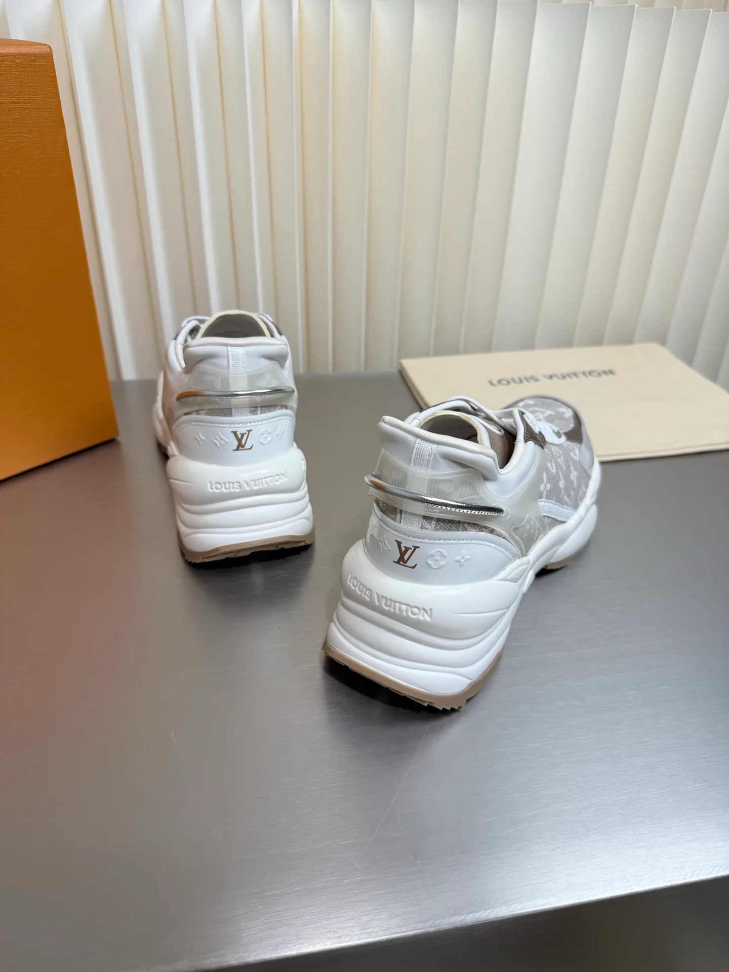 Women's Sneakers LOUIS VUITTON 17873171