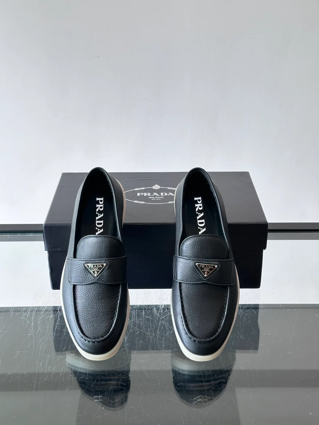 Men's Loafers And Dress Shoes PRADA 18102307