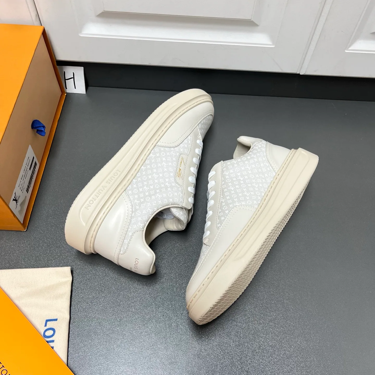 Men's Sneakers LOUIS VUITTON 18500174