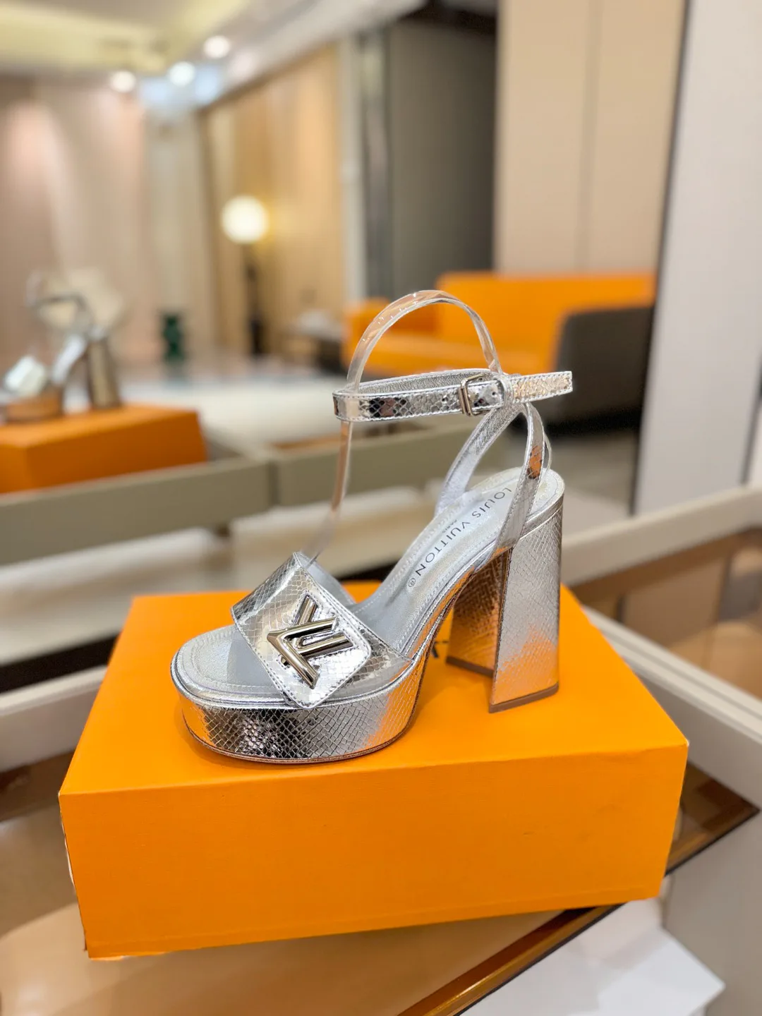 Women's Open-Toe Sandals LOUIS VUITTON 17946853