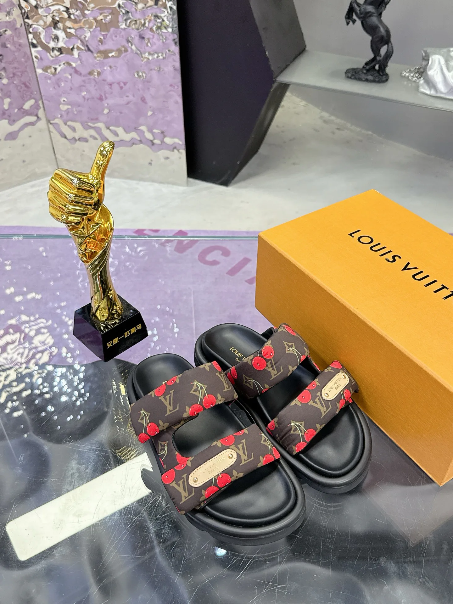 Women's Flip-Flops LOUIS VUITTON 17530461