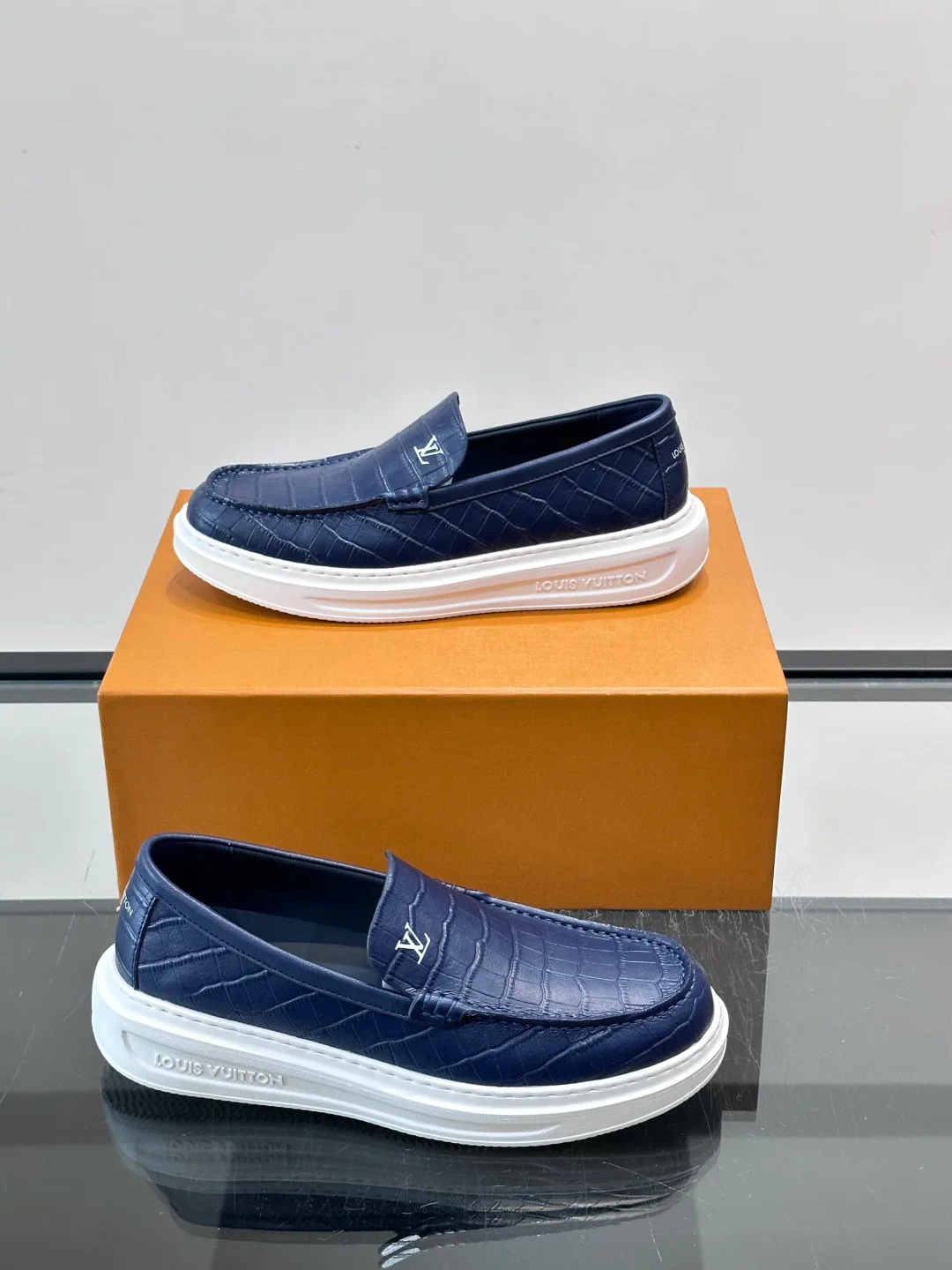 Men's Loafers And Dress Shoes LOUIS VUITTON 17806103