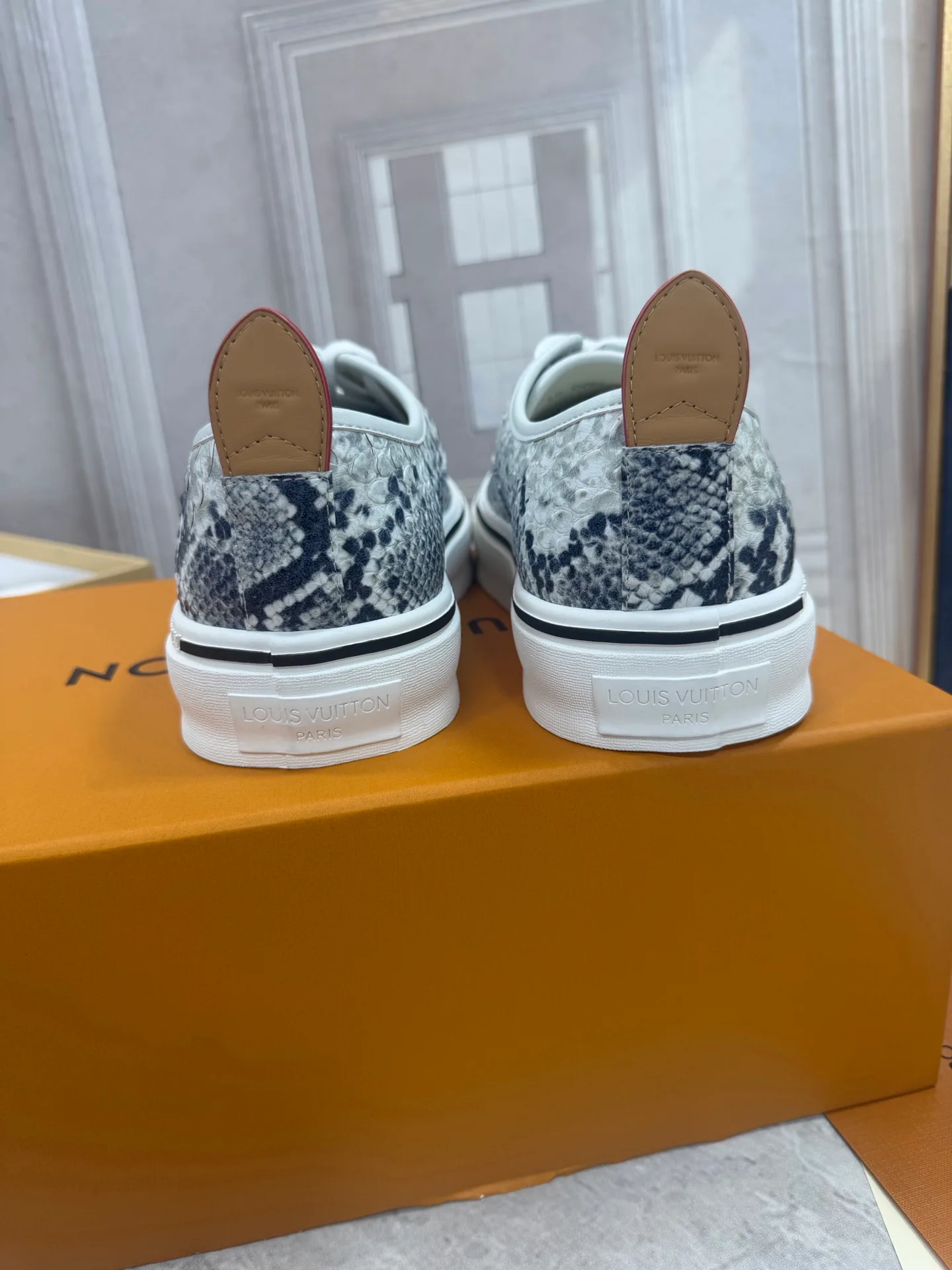 Men's Sneakers LOUIS VUITTON 18190052