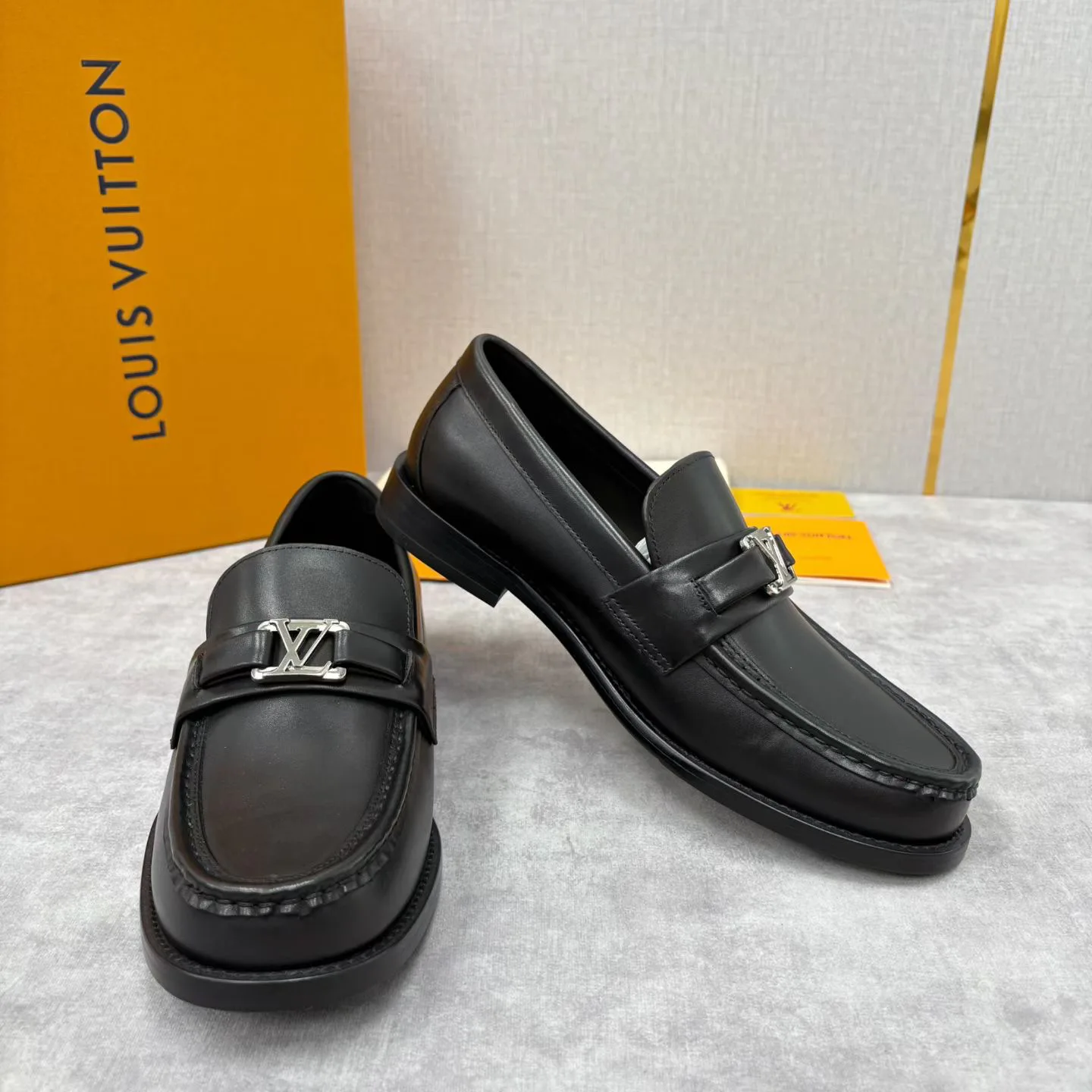 Men's Loafers And Dress Shoes LOUIS VUITTON 18193956