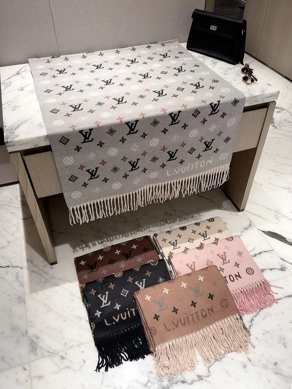 Scarves LOUIS VUITTON 18002812