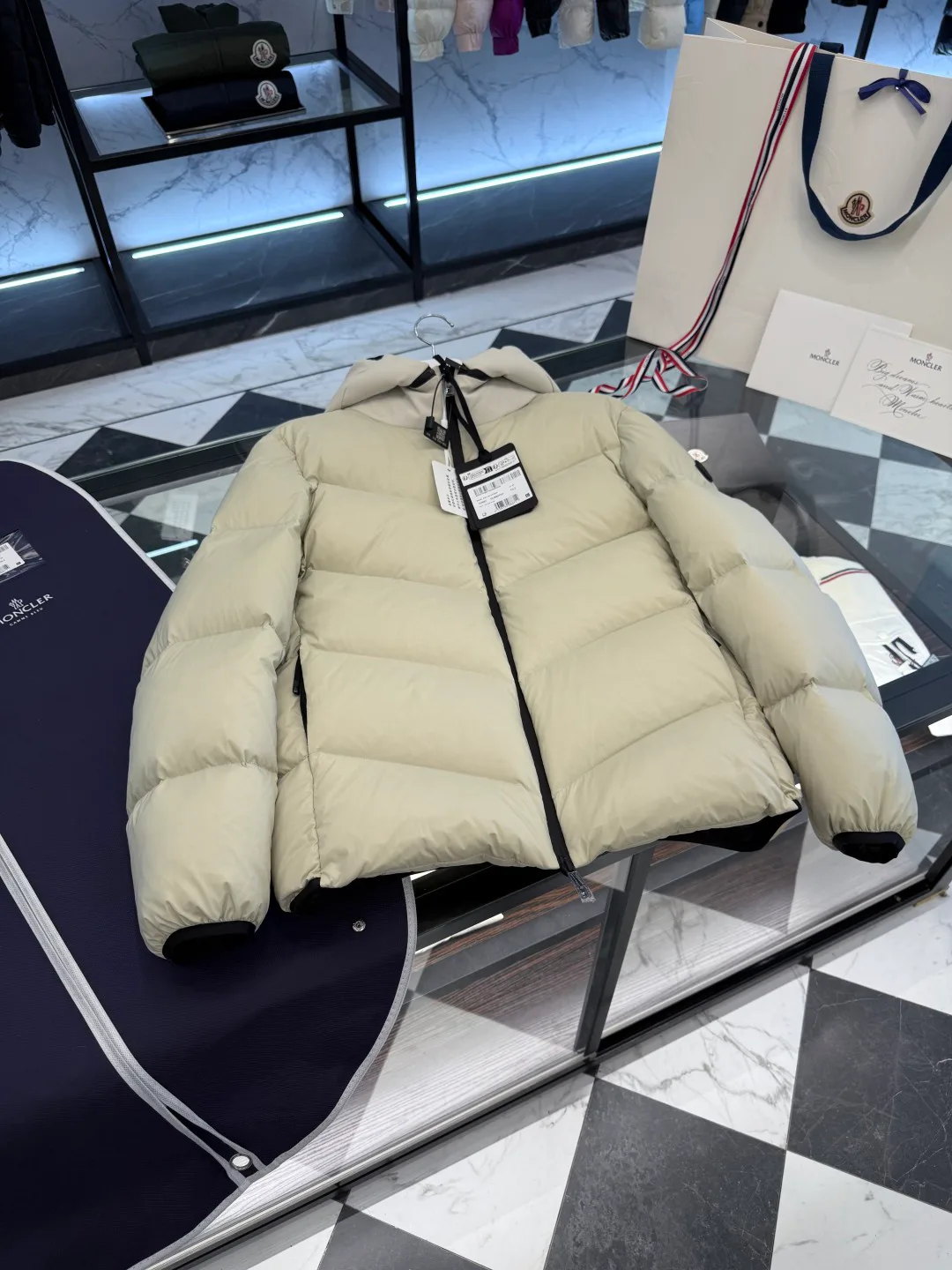 Women's Jackets And Down Jackets MONCLER 17864057