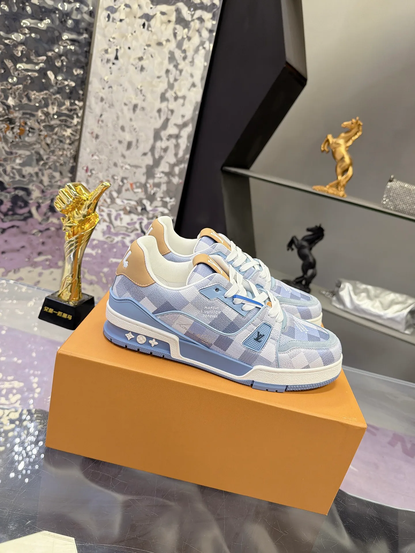 Women's Sneakers LOUIS VUITTON 18104018