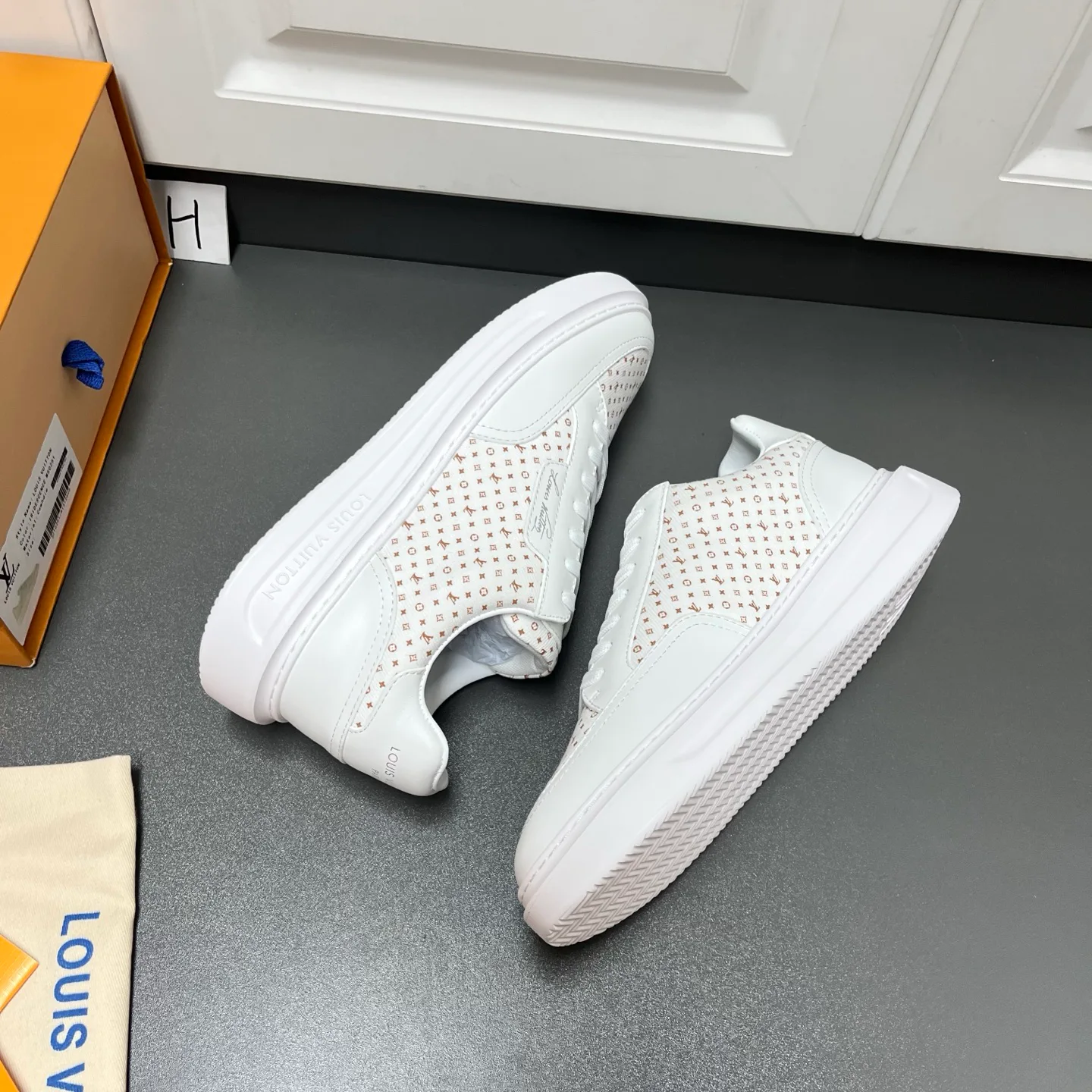 Men's Sneakers LOUIS VUITTON 18500178