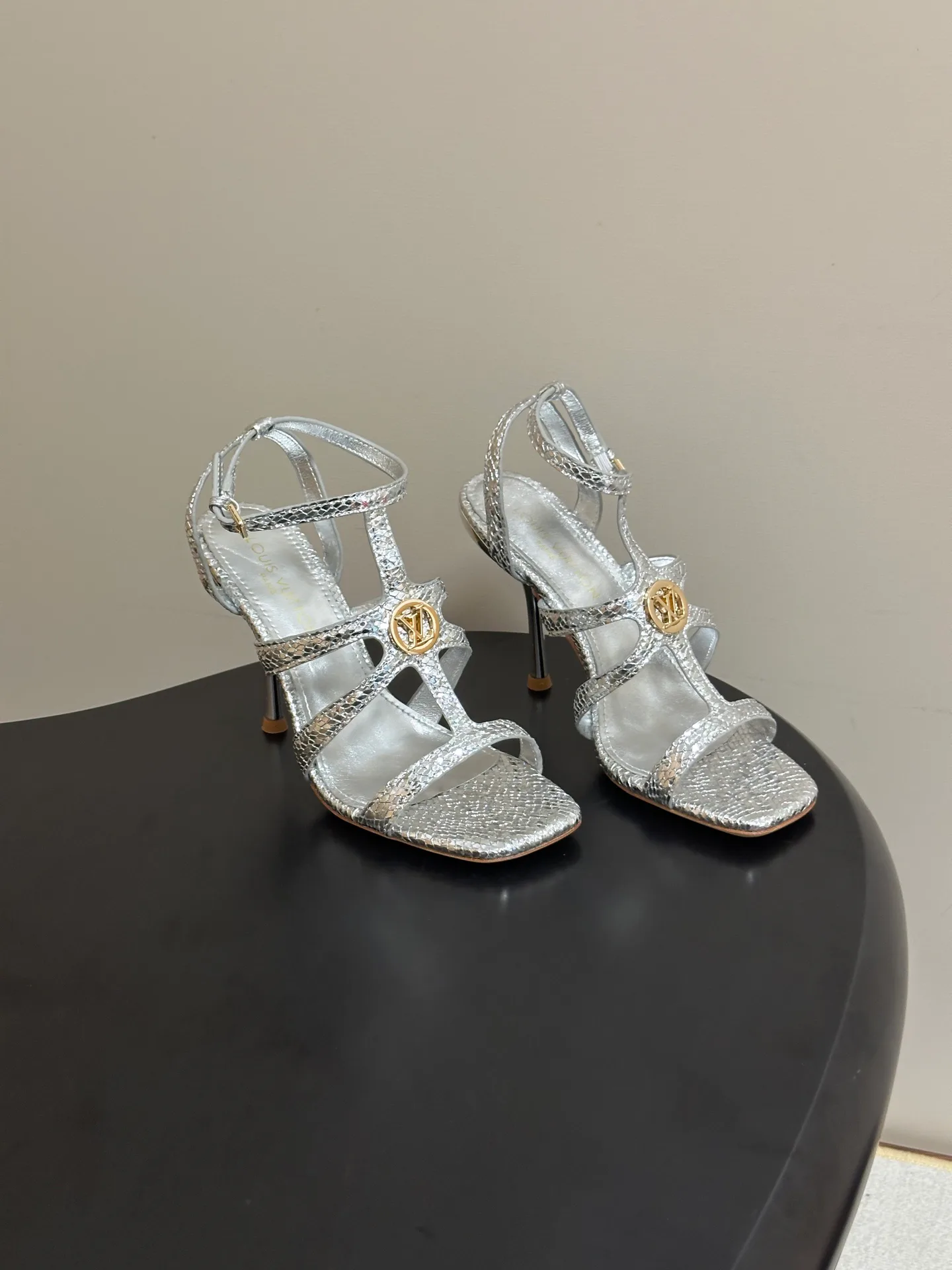 Women's Open-Toe Sandals LOUIS VUITTON 17768206
