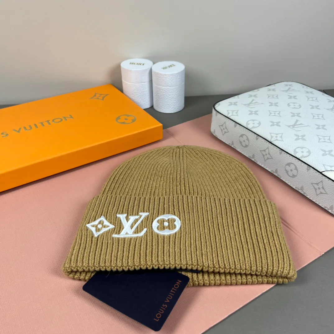 Hats LOUIS VUITTON 17879713