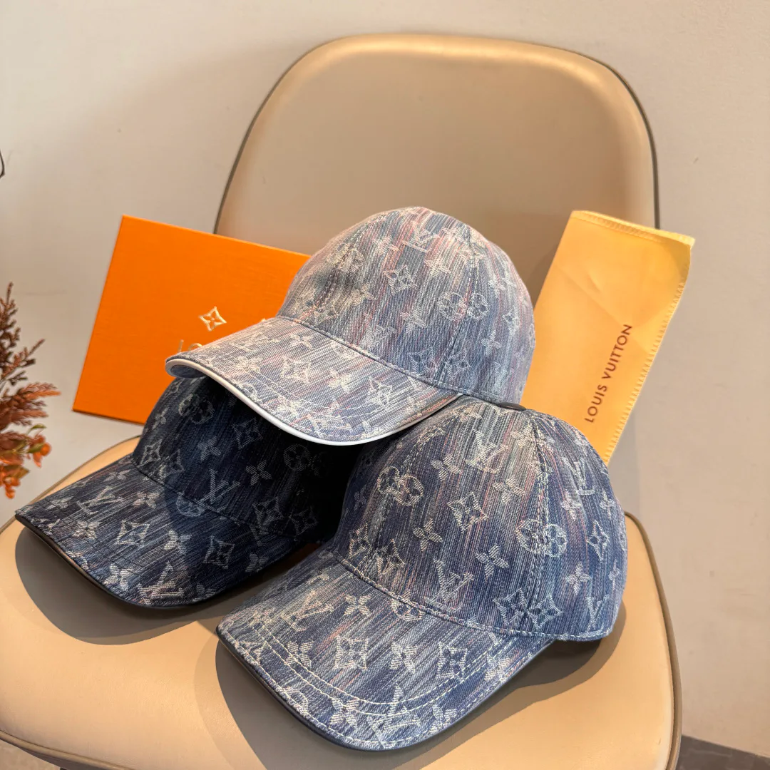 Hats LOUIS VUITTON 18105297