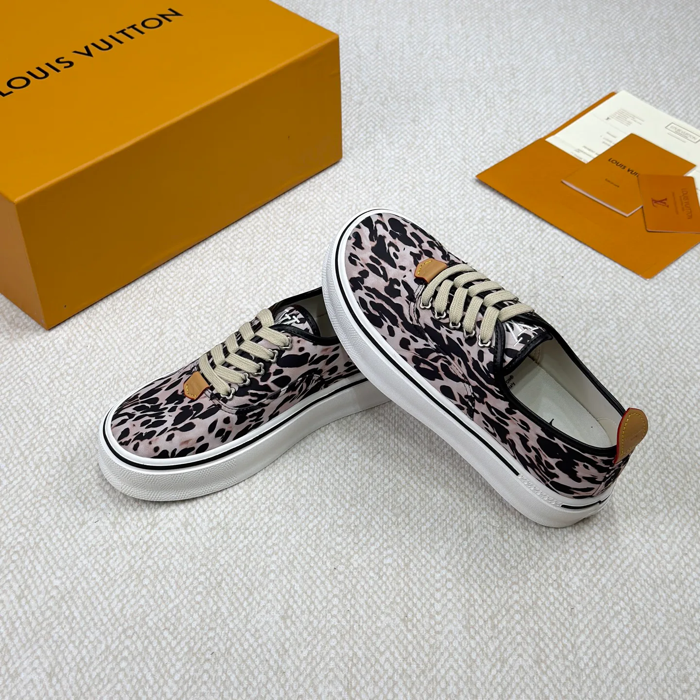 Men's Sneakers LOUIS VUITTON 18365142