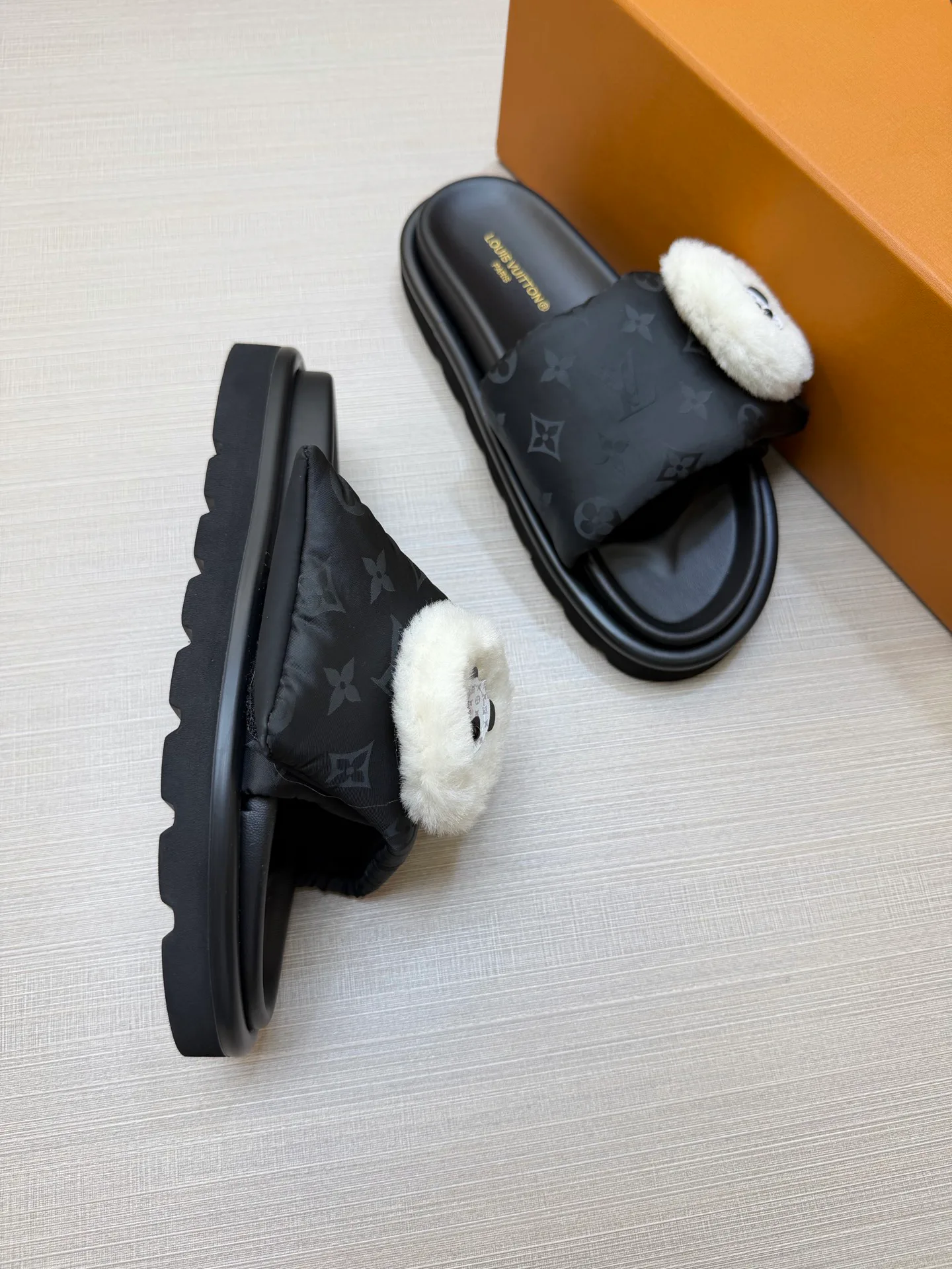 Women's Flip-Flops LOUIS VUITTON 18011819