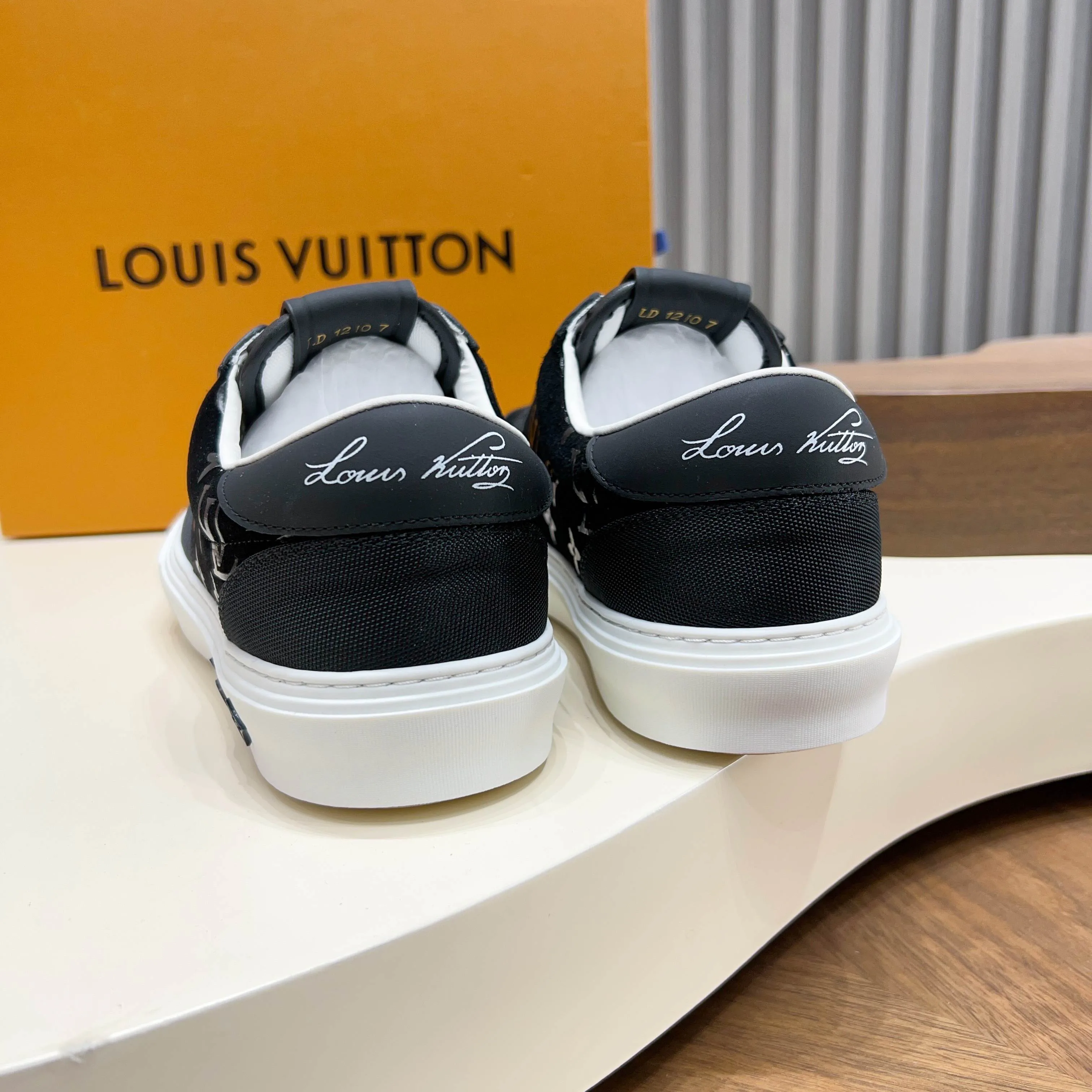 Men's Sneakers LOUIS VUITTON 18117093