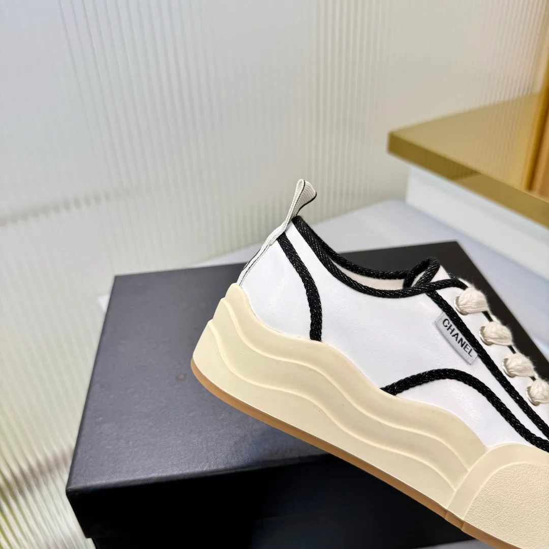 Women's Sneakers CHANEL 18366984