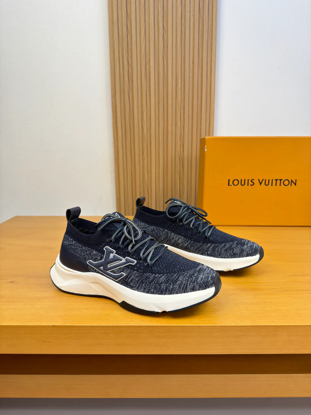 Men's Sneakers LOUIS VUITTON 18142544