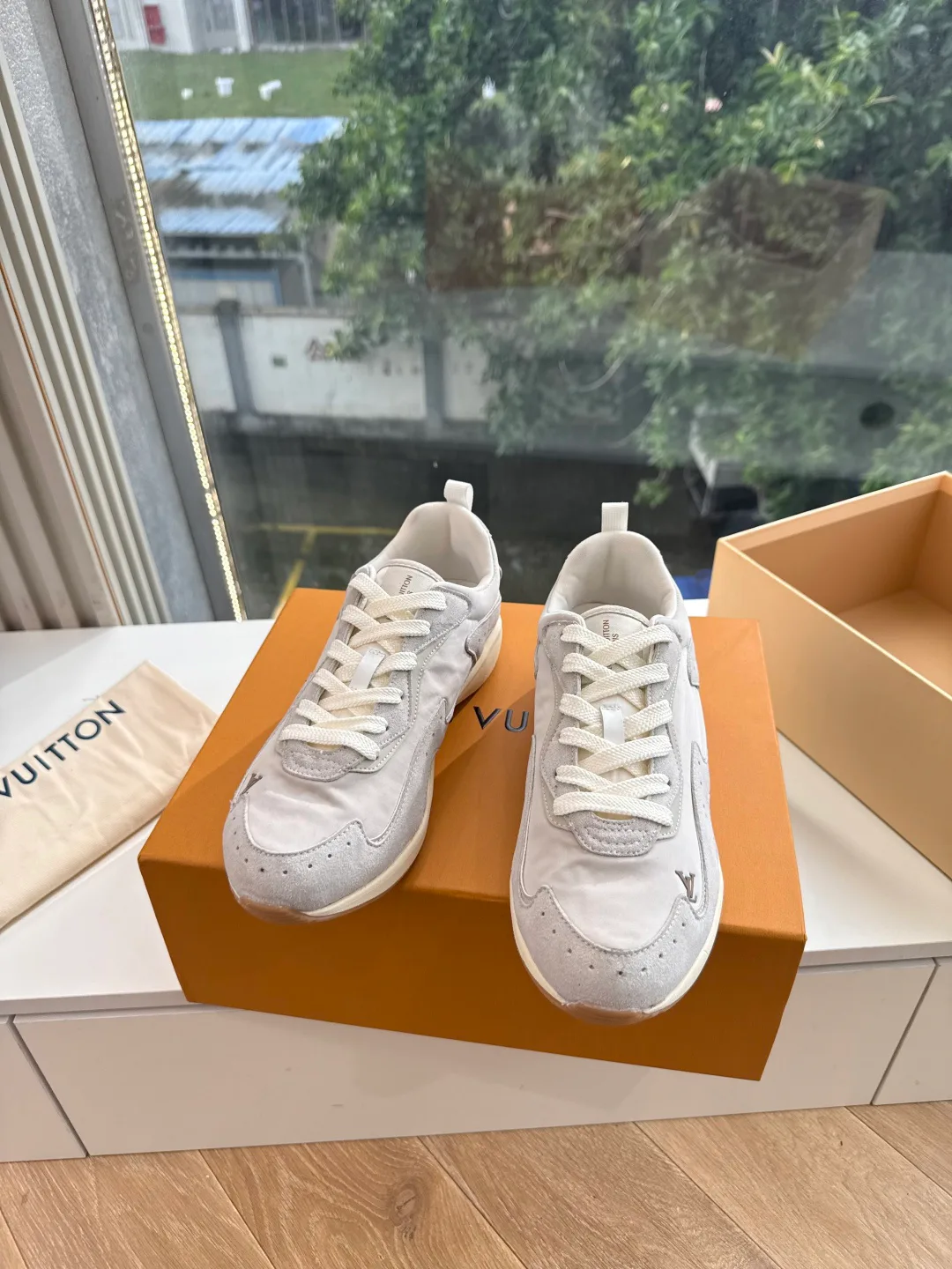 Women's Sneakers LOUIS VUITTON 18053498