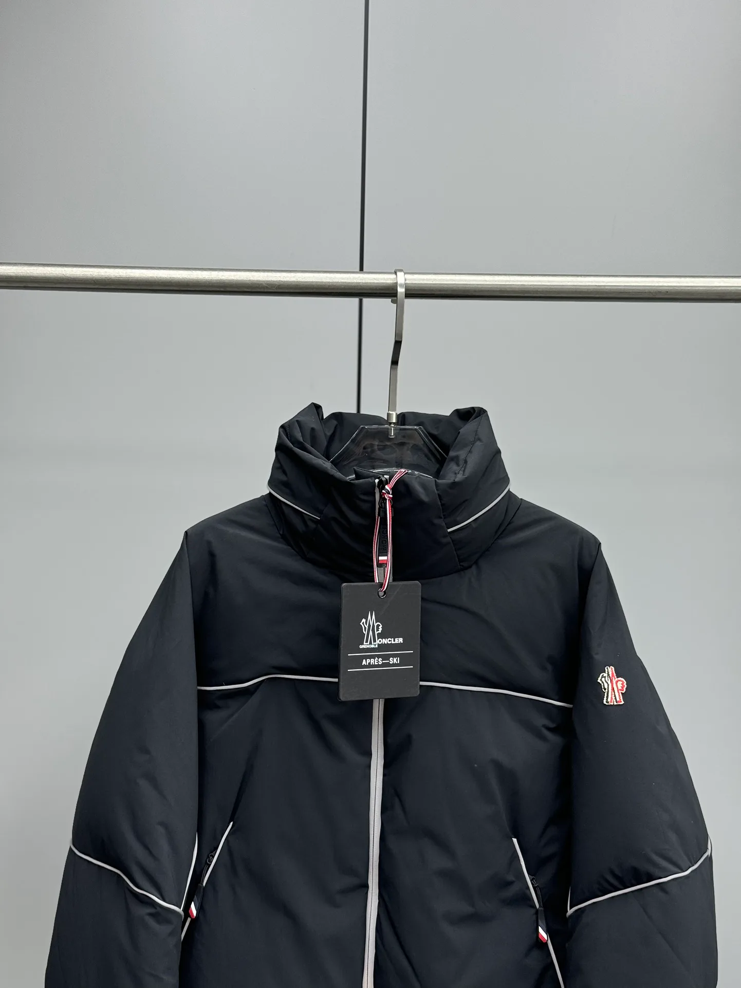 Women's Jackets And Down Jackets MONCLER 17939203